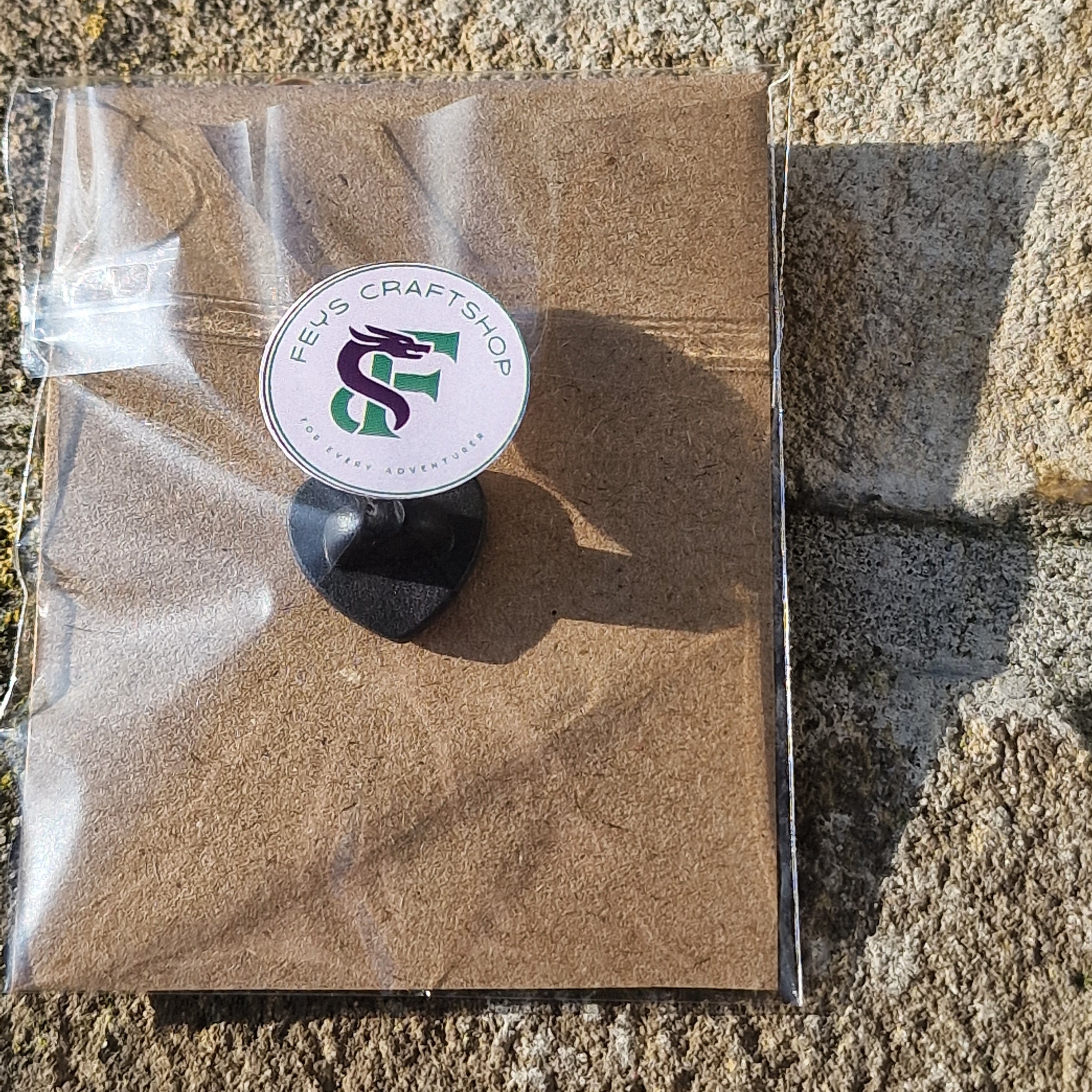 Acryl Pin – Yes, I Really Need All These Dice (Draak)