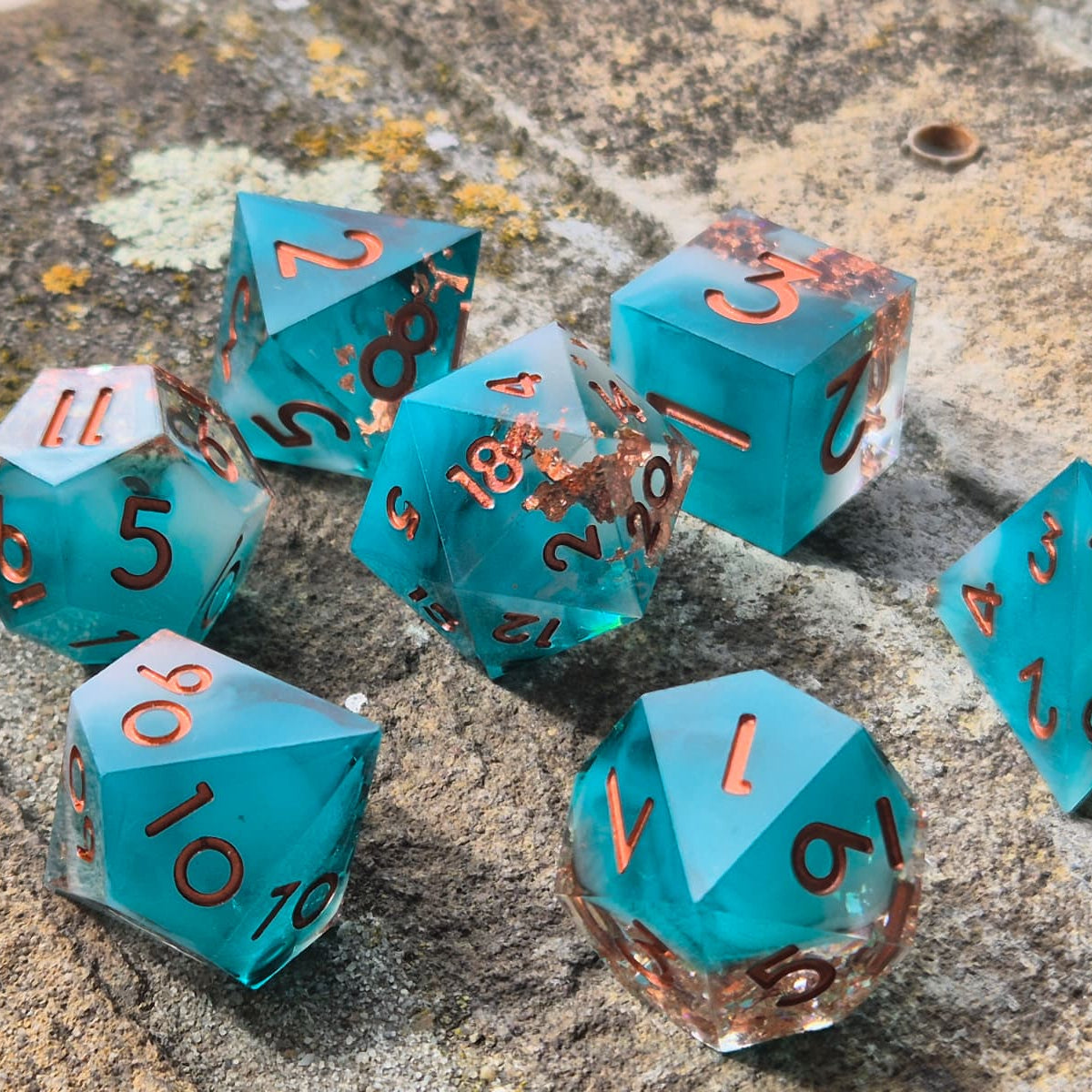 Premium Dice Verdigris – Sharp Edge Dobbelstenenset