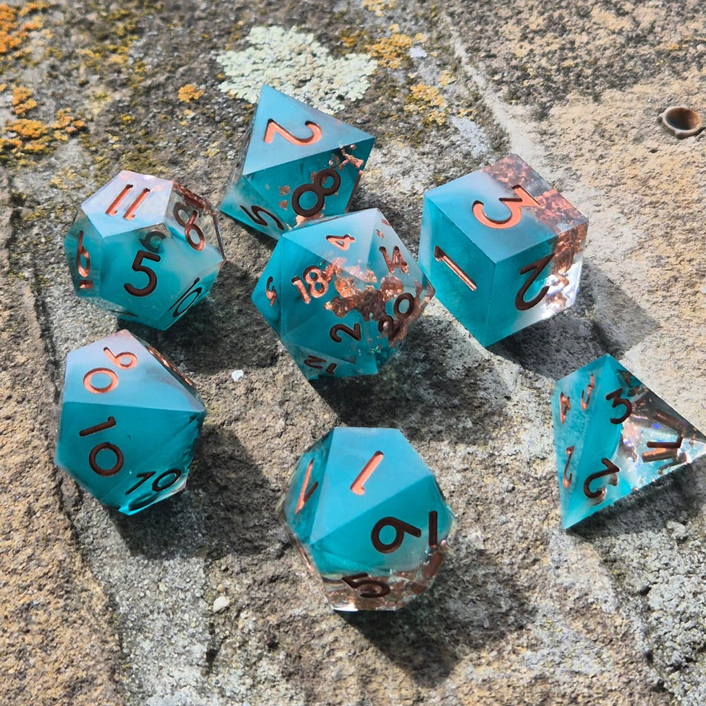 Premium Dice Verdigris – Sharp Edge Dobbelstenenset