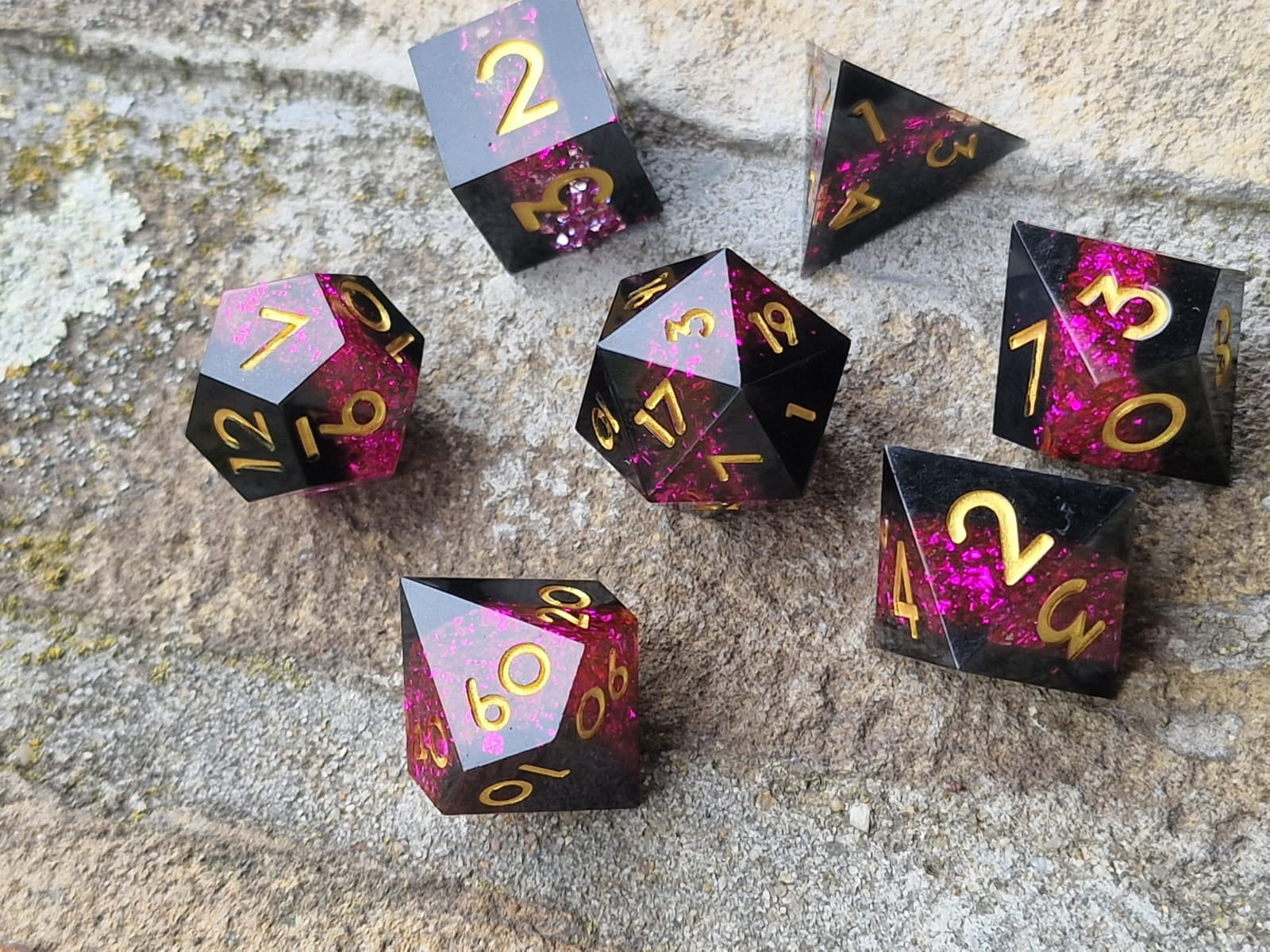 Premium Dice Black Magenta – Sharp Edge Dobbelstenenset