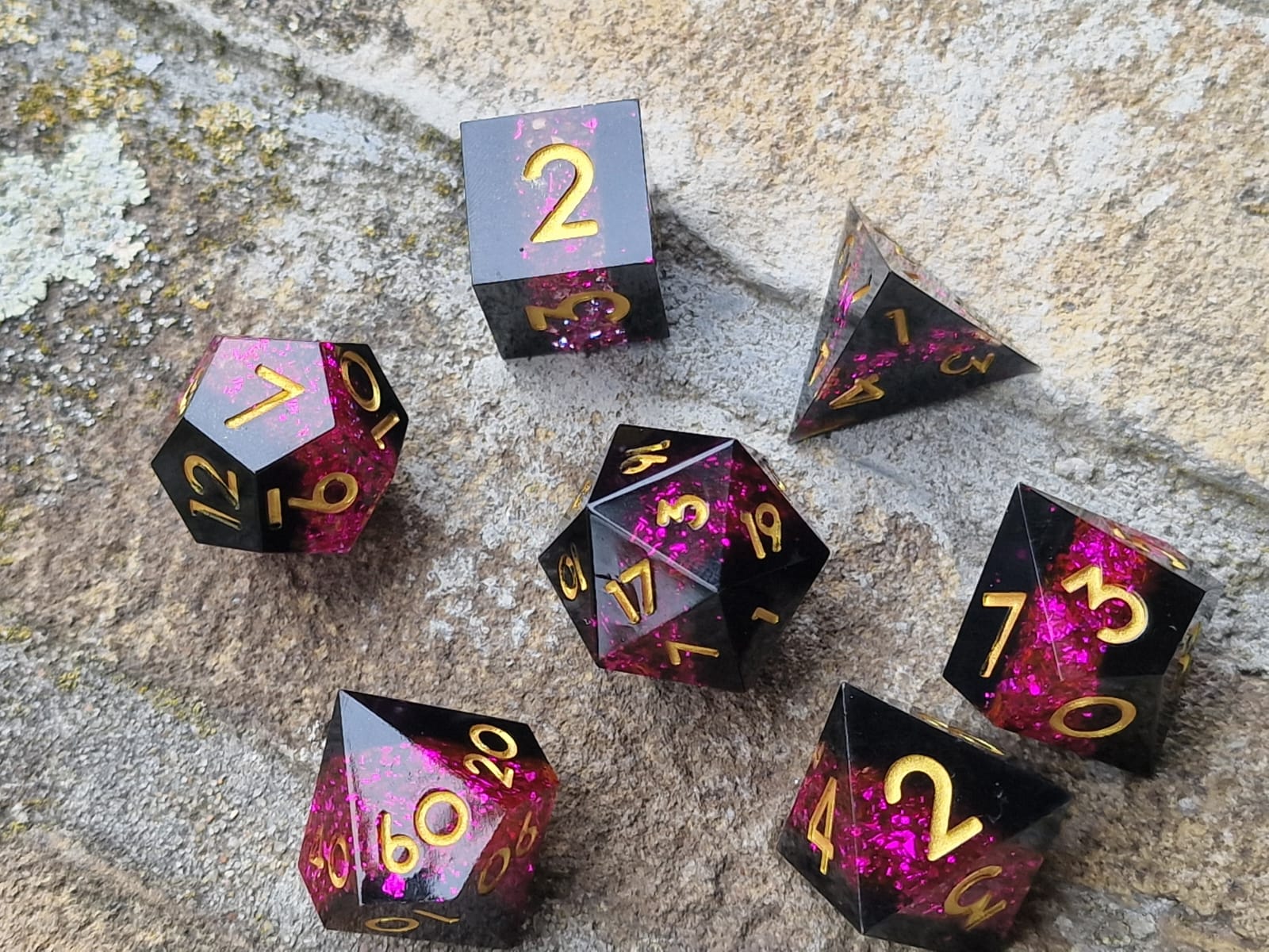 Premium Dice Black Magenta – Sharp Edge Dobbelstenenset