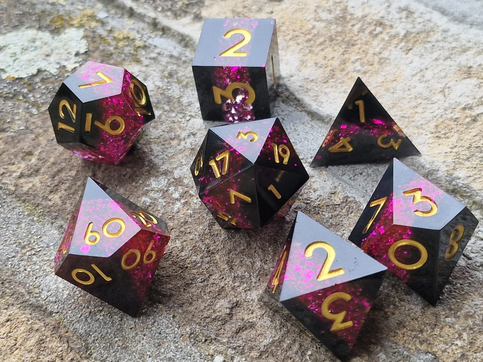 Premium Dice Black Magenta – Sharp Edge Dobbelstenenset