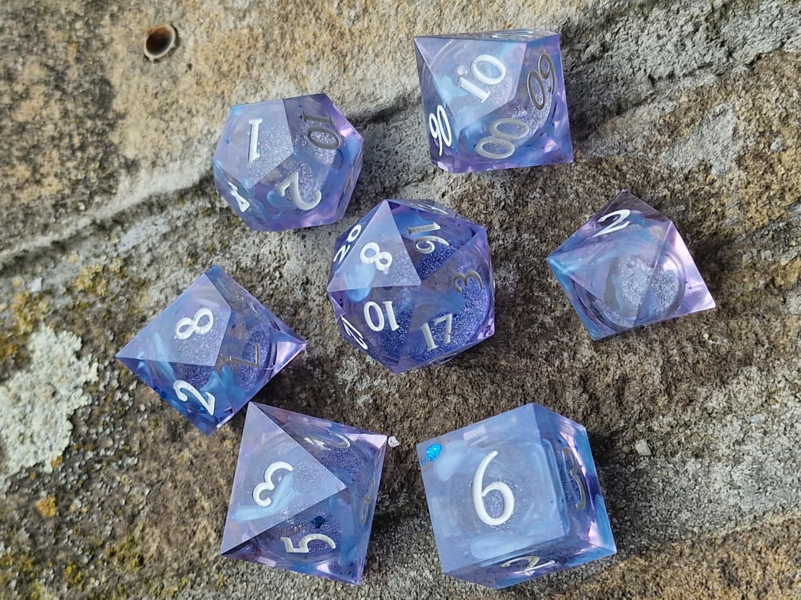 Premium Dice Blue Lavender – Liquid Core Dobbelstenenset