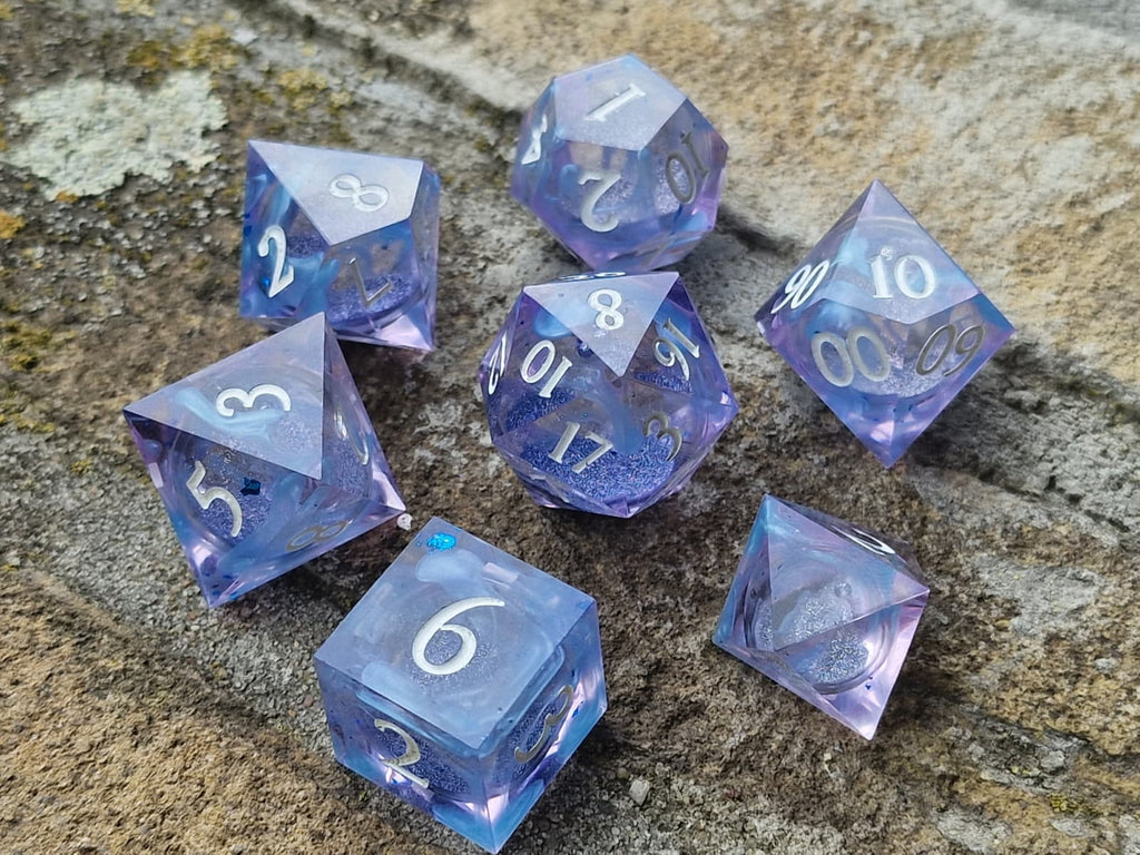 Premium Dice Blue Lavender – Liquid Core Dobbelstenenset