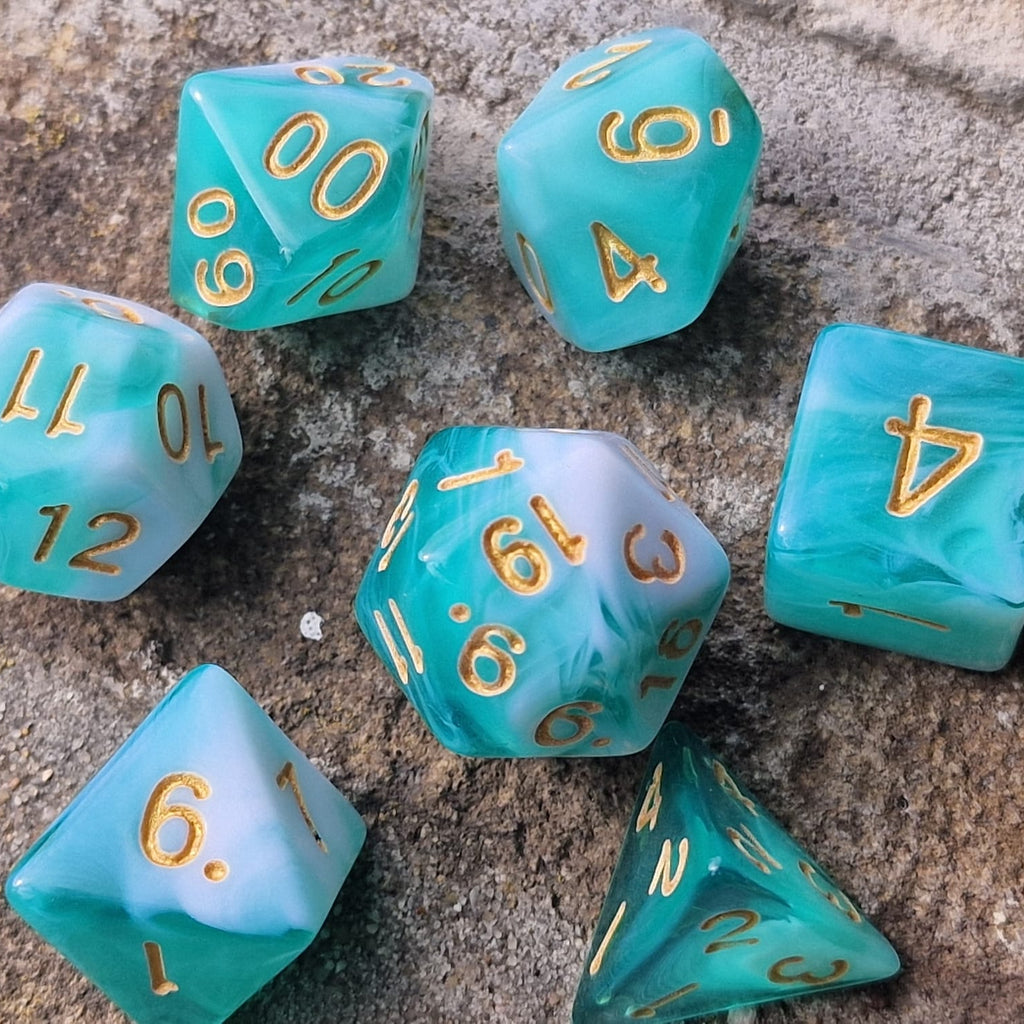 D&D Dobbelstenenset – Teal/Wit Marmer met Goud