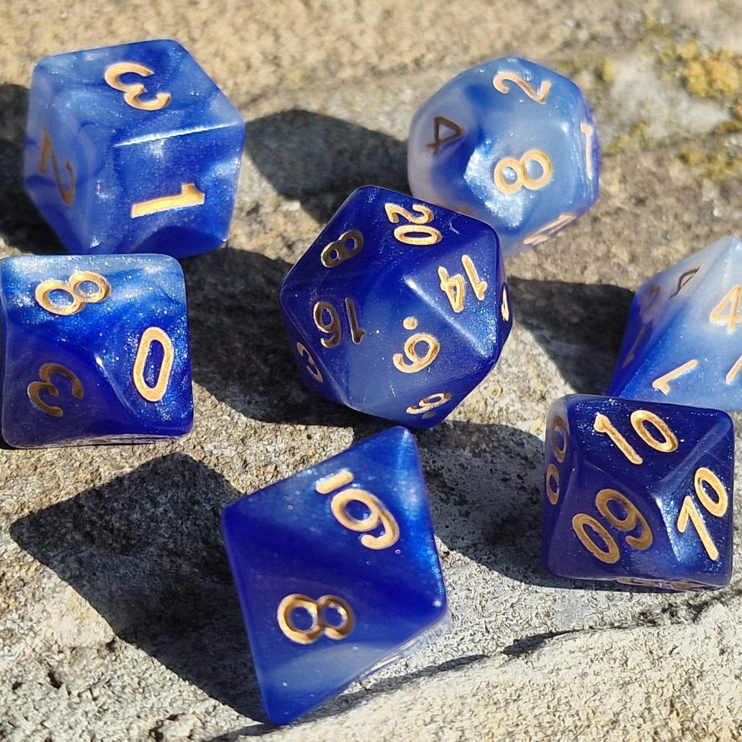 D&D Dobbelstenenset – Blauw-Wit Marmer met Goud