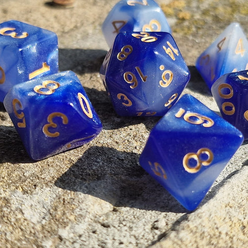 D&D Dobbelstenenset – Blauw-Wit Marmer met Goud