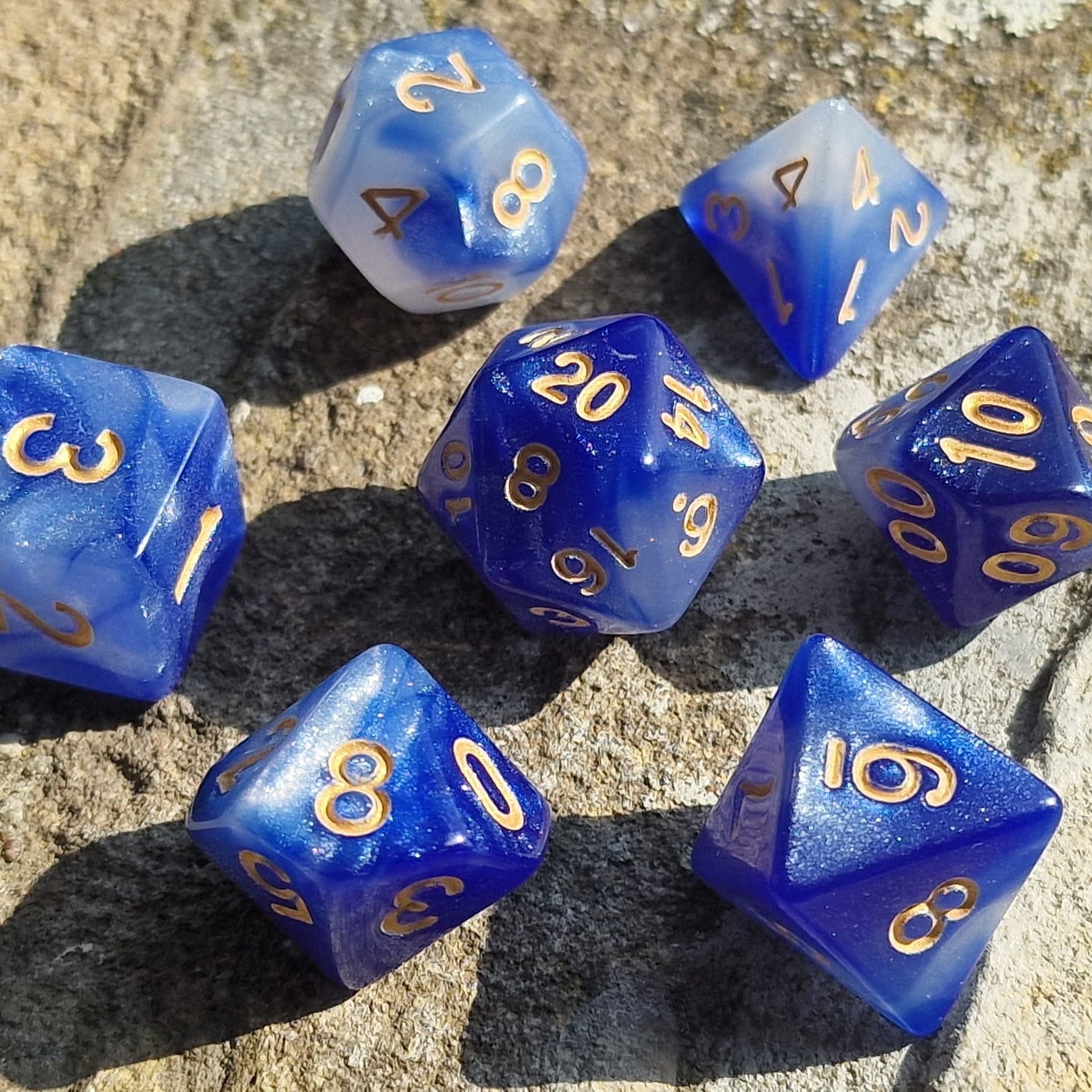 D&D Dobbelstenenset – Blauw-Wit Marmer met Goud
