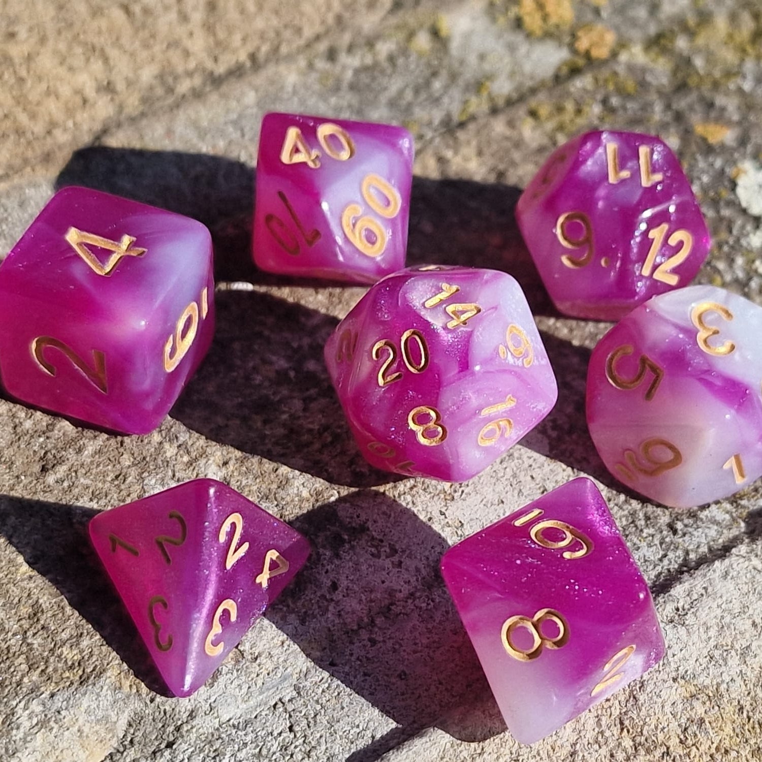 D&D Dobbelstenenset – Roze-Wit Marmer met Goud