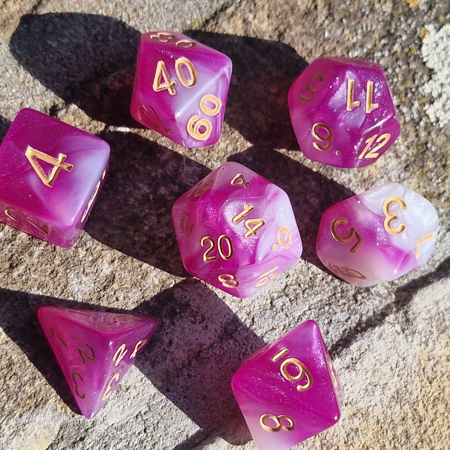D&D Dobbelstenenset – Roze-Wit Marmer met Goud