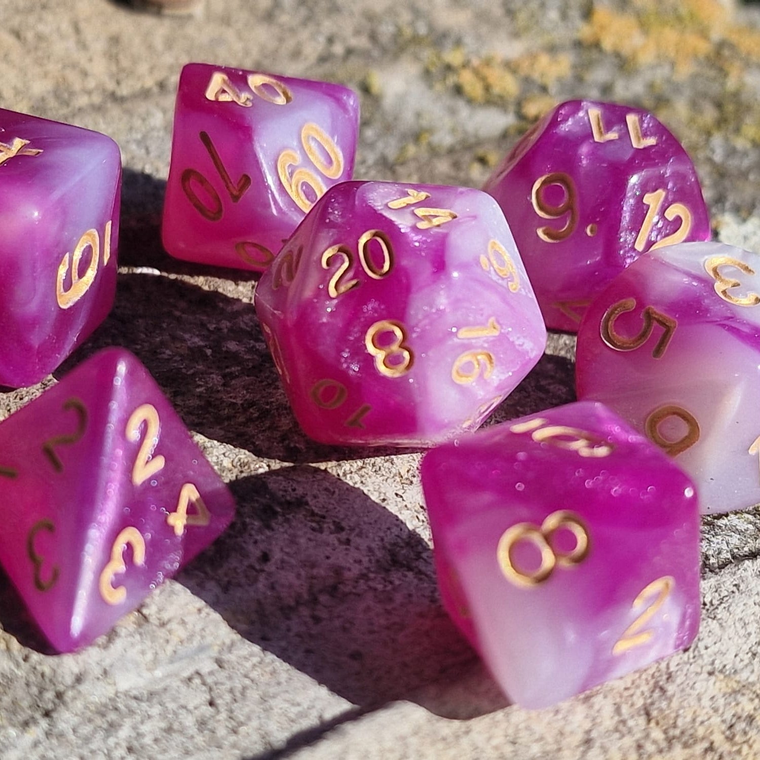 D&D Dobbelstenenset – Roze-Wit Marmer met Goud