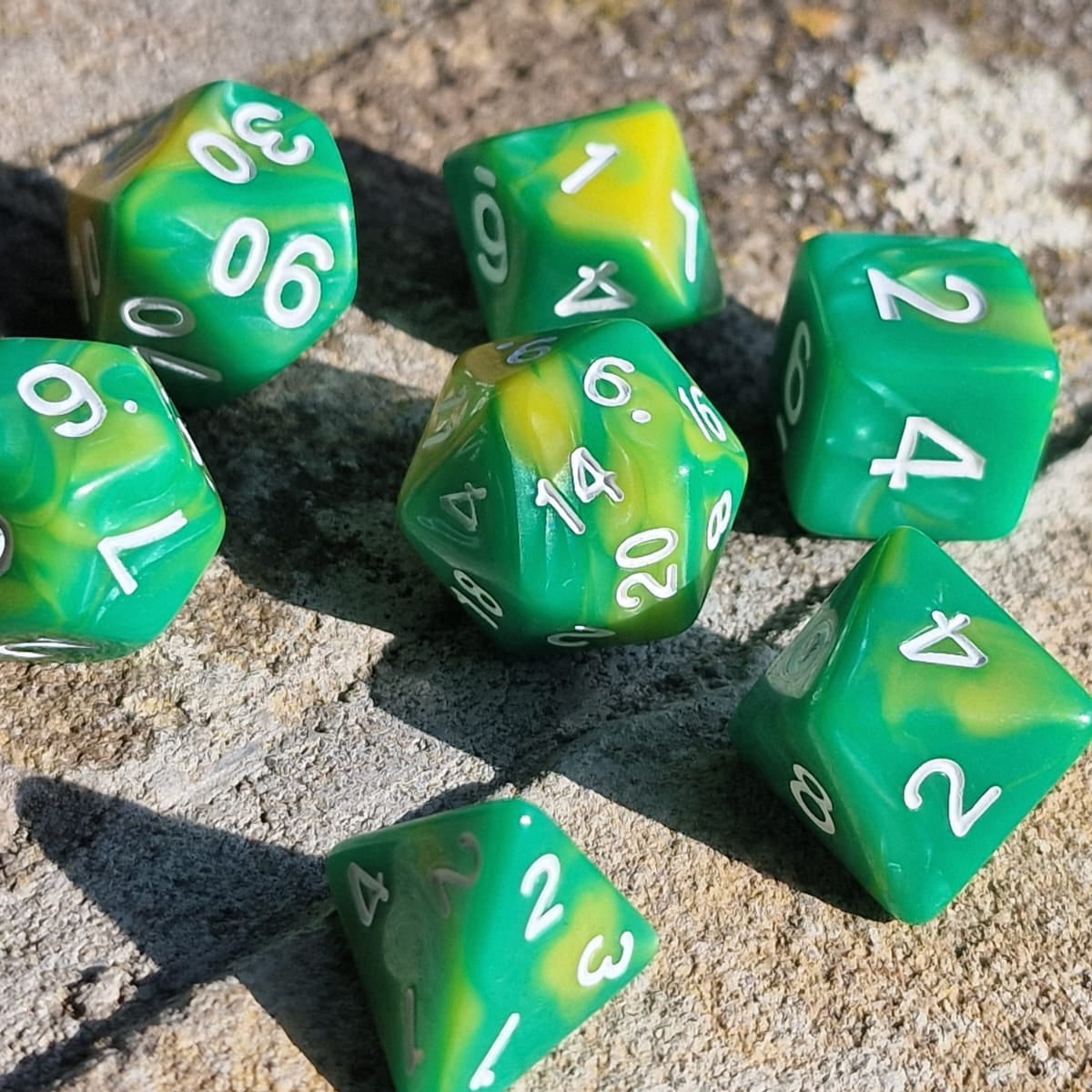 D&D Dobbelstenenset – Groen-Geel Marmer met Wit