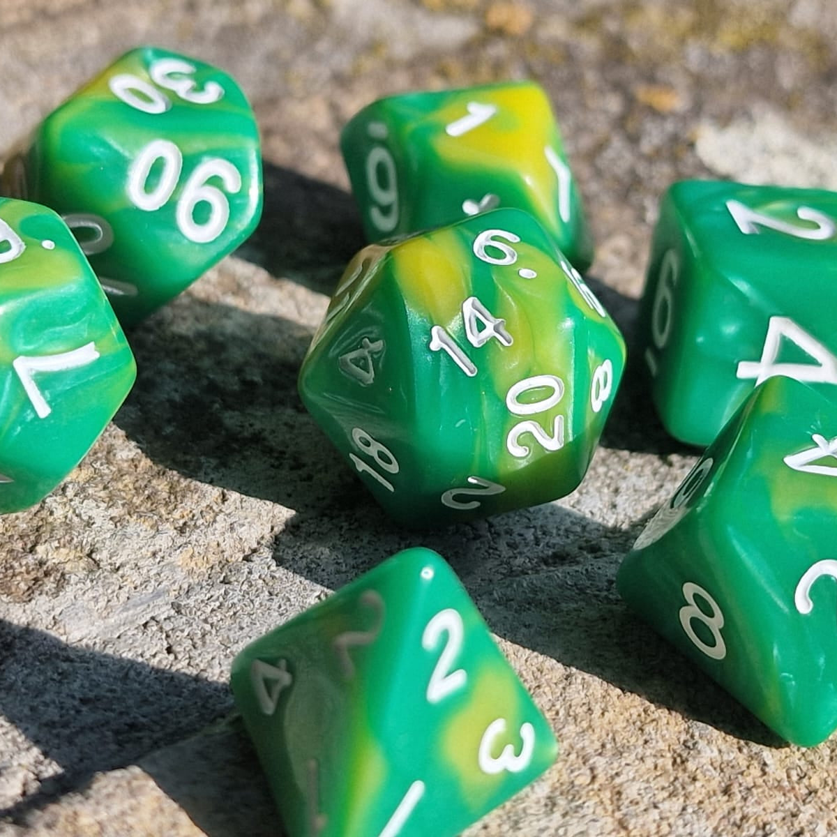 D&D Dobbelstenenset – Groen-Geel Marmer met Wit