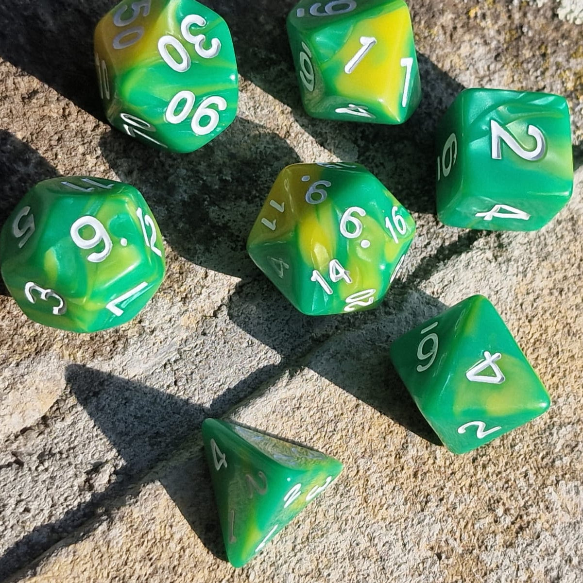 D&D Dobbelstenenset – Groen-Geel Marmer met Wit