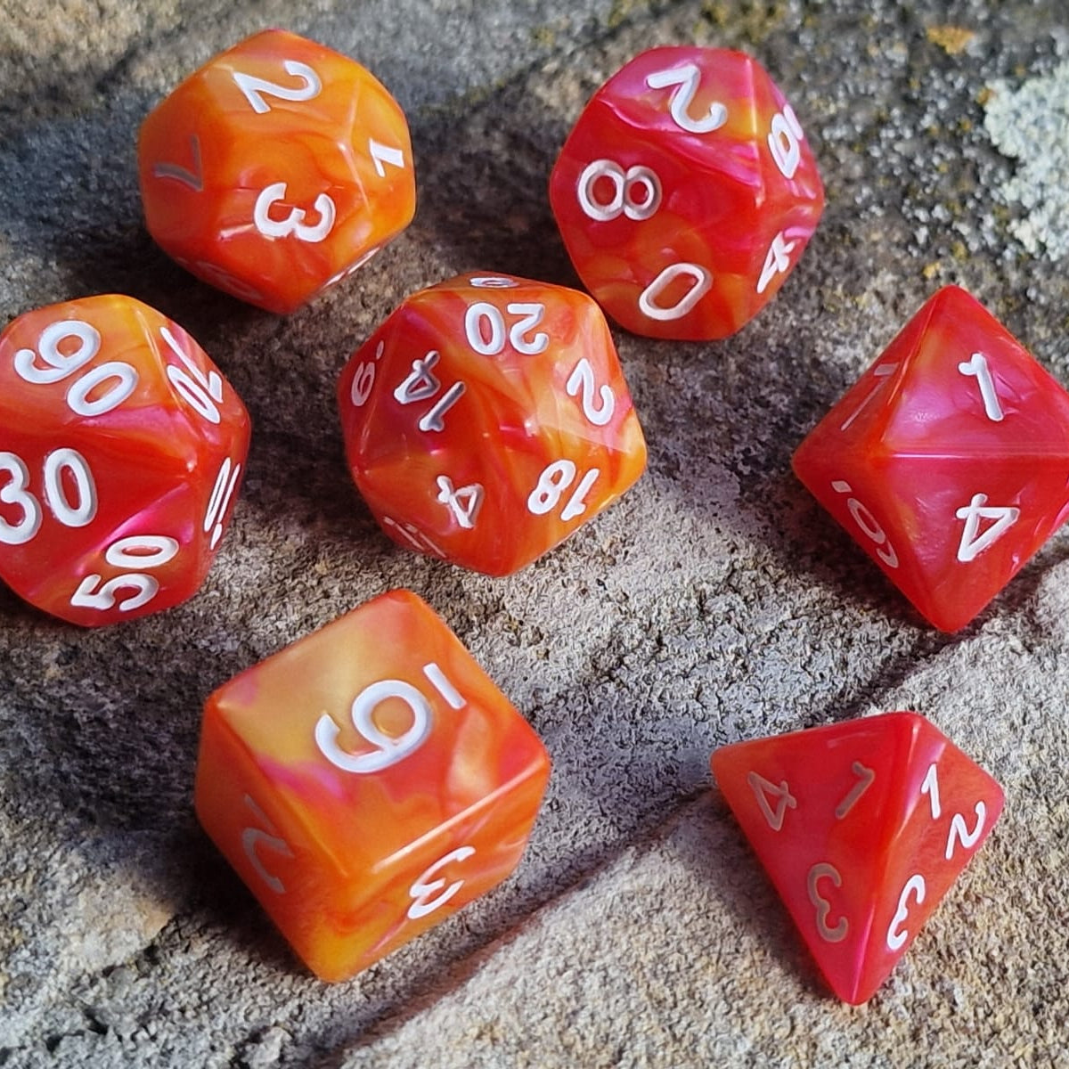 D&D Dobbelstenenset – Rood-Oranje Marmer met Wit