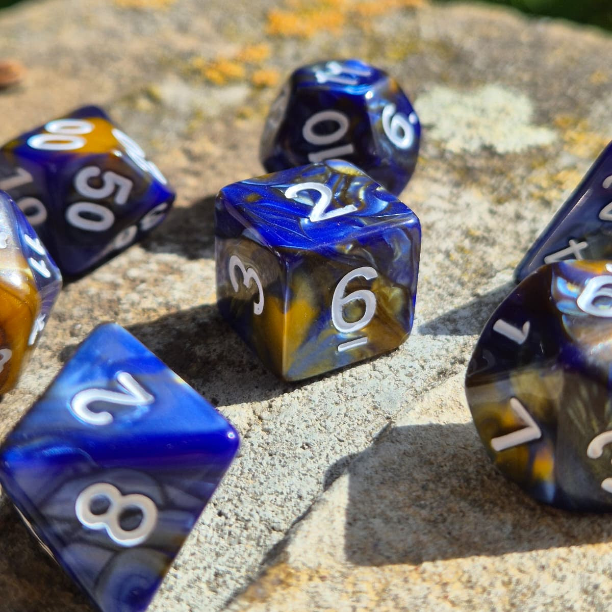 D&D Dobbelstenenset – Koningsblauw-Goud Marmer met Wit