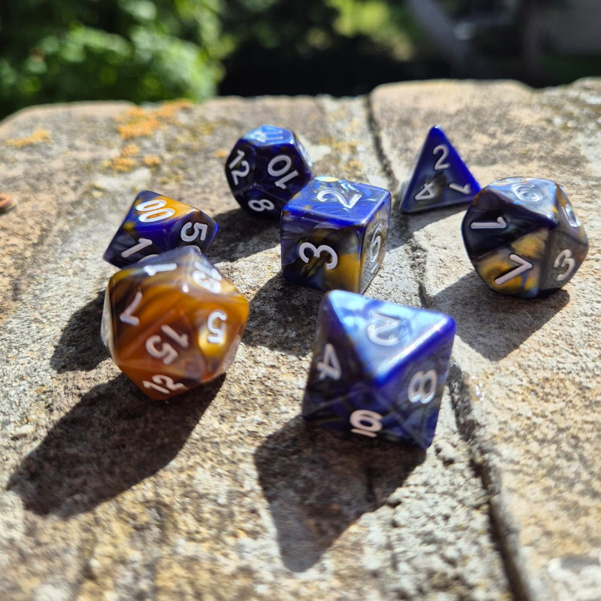D&D Dobbelstenenset – Koningsblauw-Goud Marmer met Wit