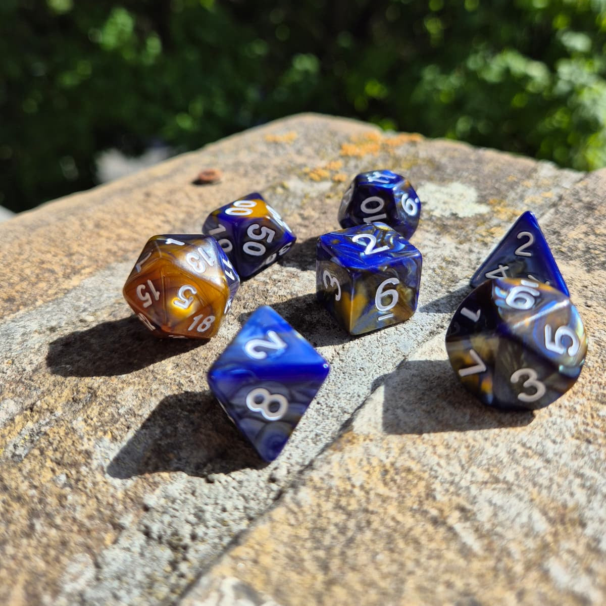 D&D Dobbelstenenset – Koningsblauw-Goud Marmer met Wit