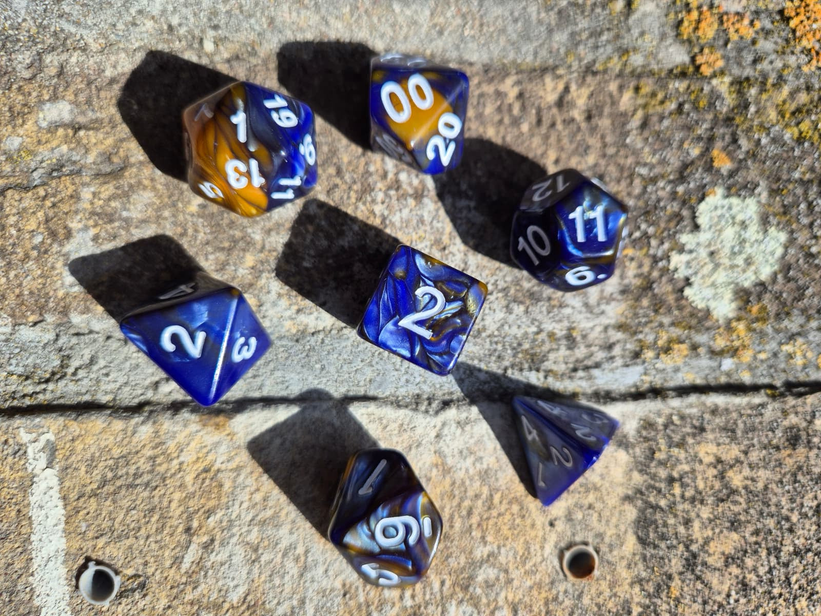 D&D Dobbelstenenset – Koningsblauw-Goud Marmer met Wit