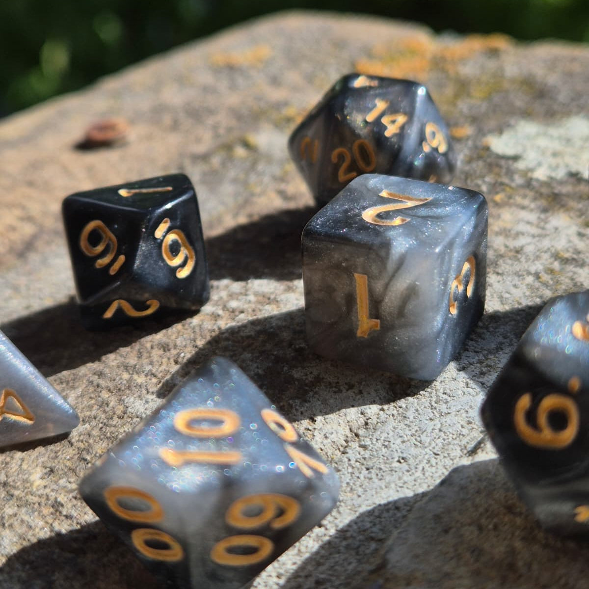 D&D Dobbelstenenset – Zwart-Grijs Marmer met Goud