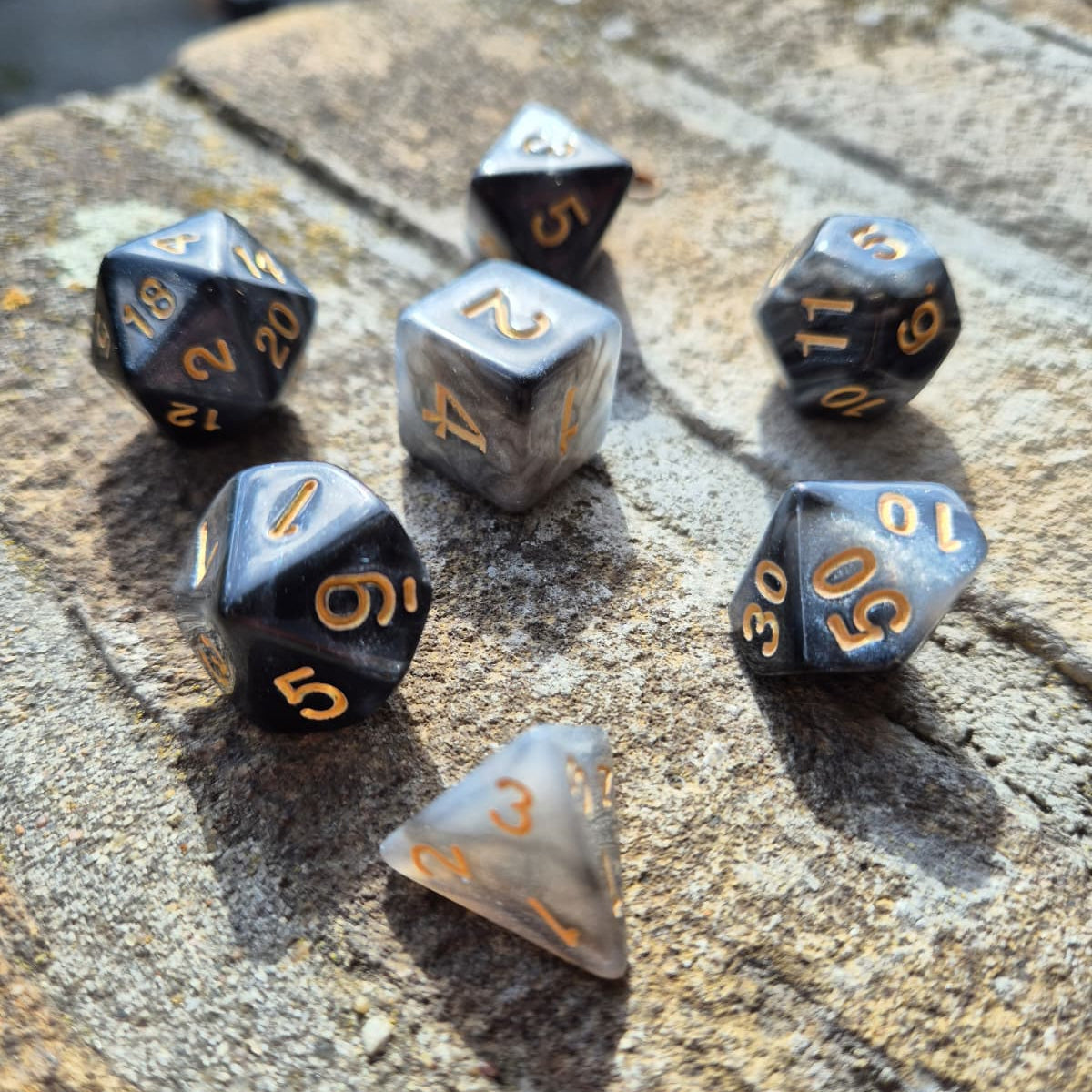 D&D Dobbelstenenset – Zwart-Grijs Marmer met Goud