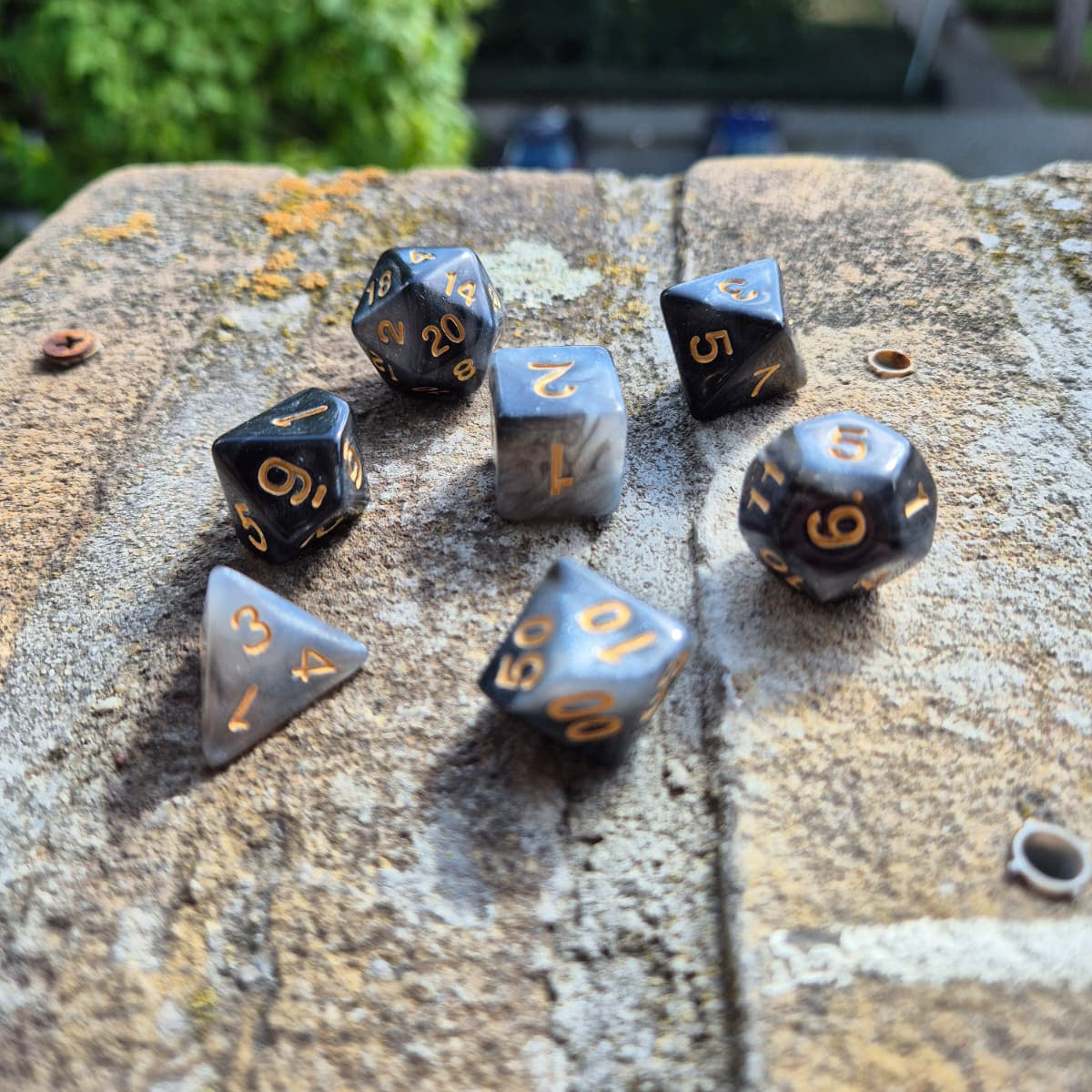 D&D Dobbelstenenset – Zwart-Grijs Marmer met Goud