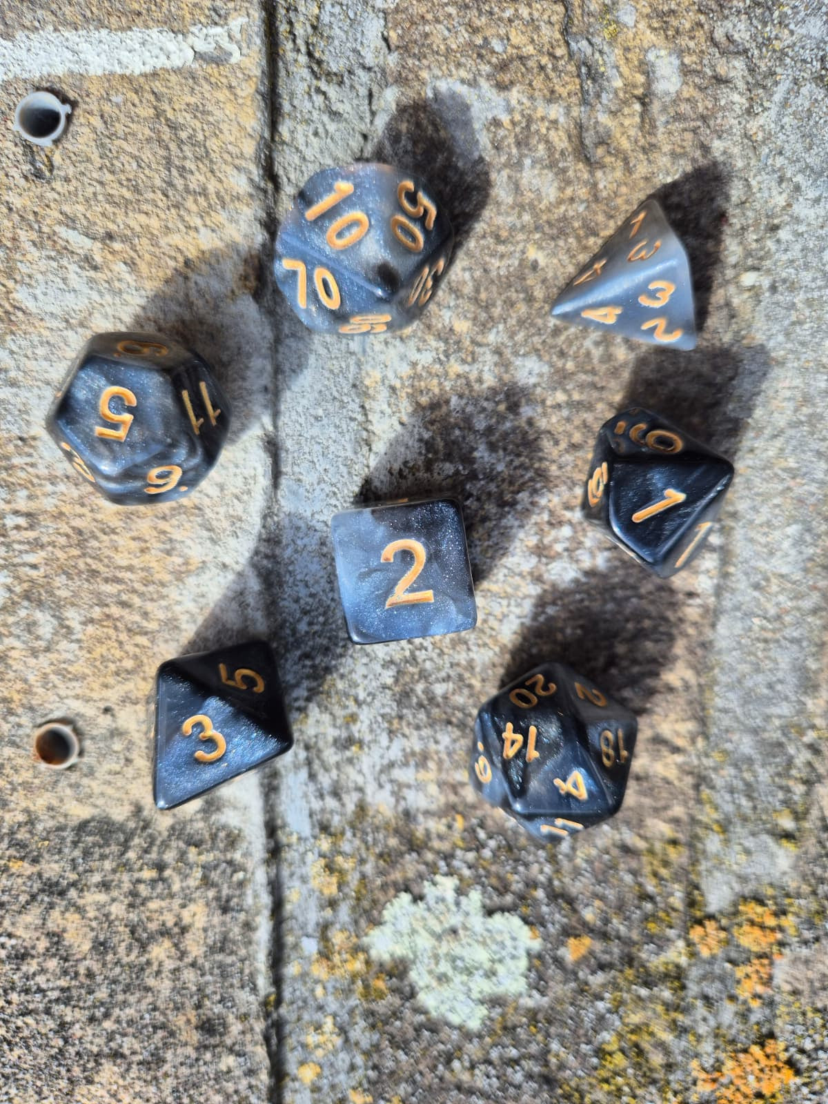 D&D Dobbelstenenset – Zwart-Grijs Marmer met Goud