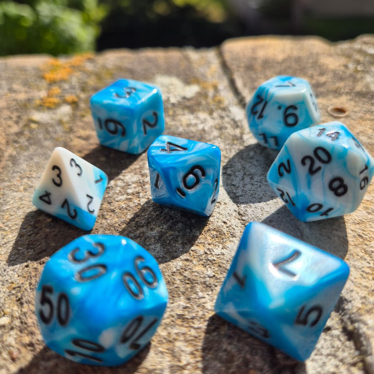 D&D Dobbelstenenset – Hemelsblauw-Wit Marmer met Zwart