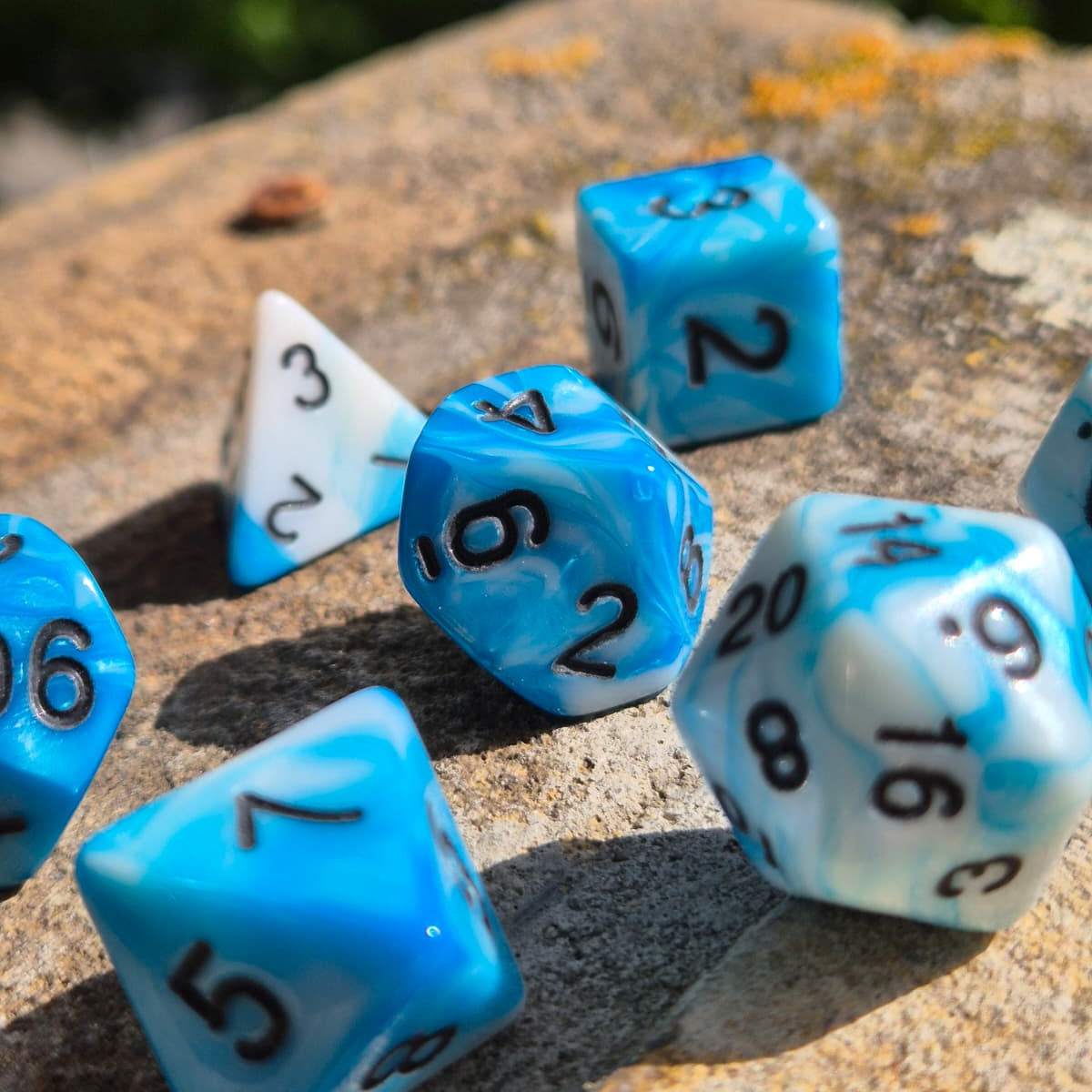 D&D Dobbelstenenset – Hemelsblauw-Wit Marmer met Zwart