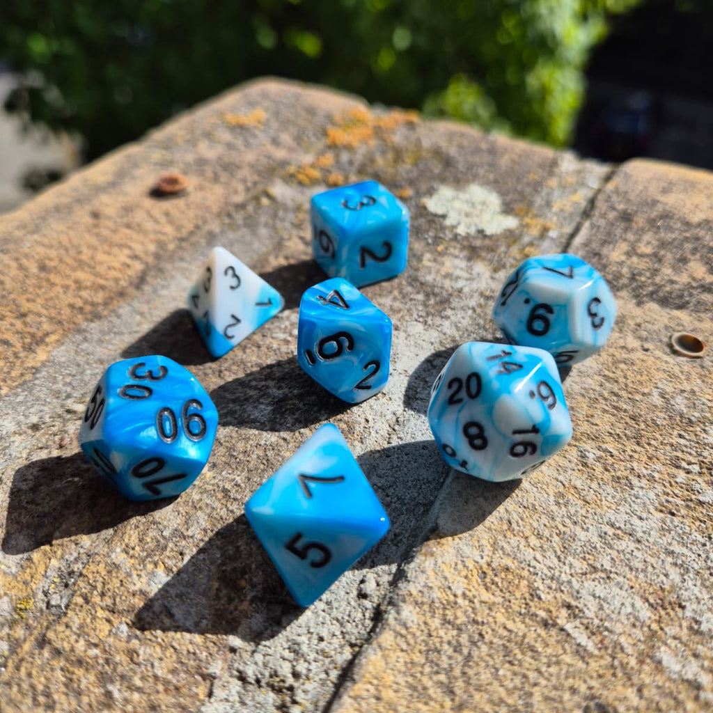 D&D Dobbelstenenset – Hemelsblauw-Wit Marmer met Zwart