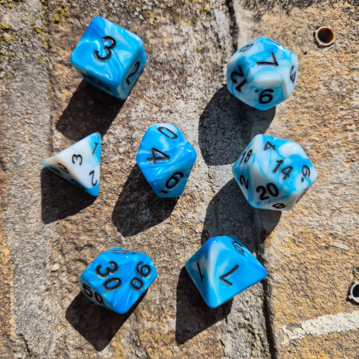 D&D Dobbelstenenset – Hemelsblauw-Wit Marmer met Zwart