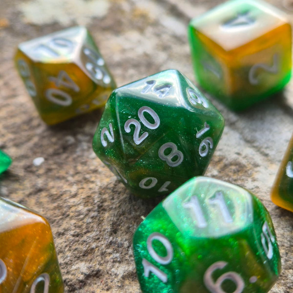 D&D Dobbelstenenset – Groen-Goud Tweekleurig met Wit