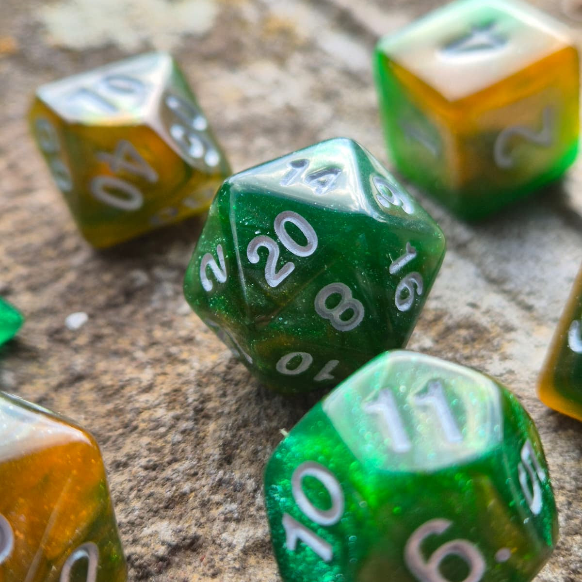 D&D Dobbelstenenset – Groen-Goud Tweekleurig met Wit