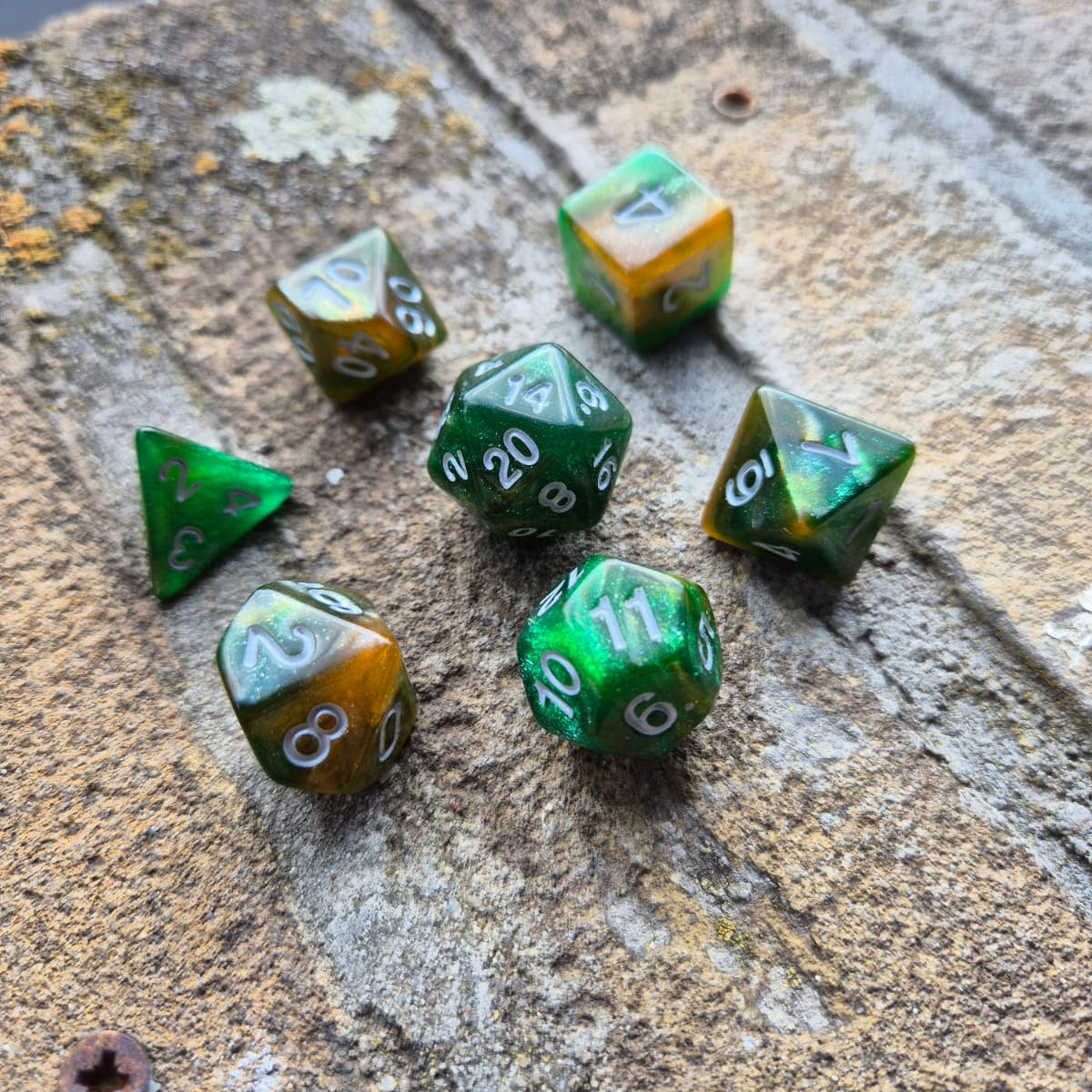 D&D Dobbelstenenset – Groen-Goud Tweekleurig met Wit