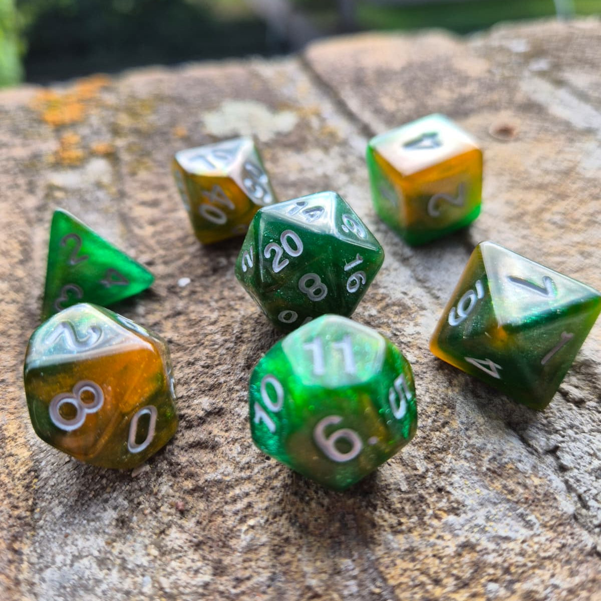 D&D Dobbelstenenset – Groen-Goud Tweekleurig met Wit