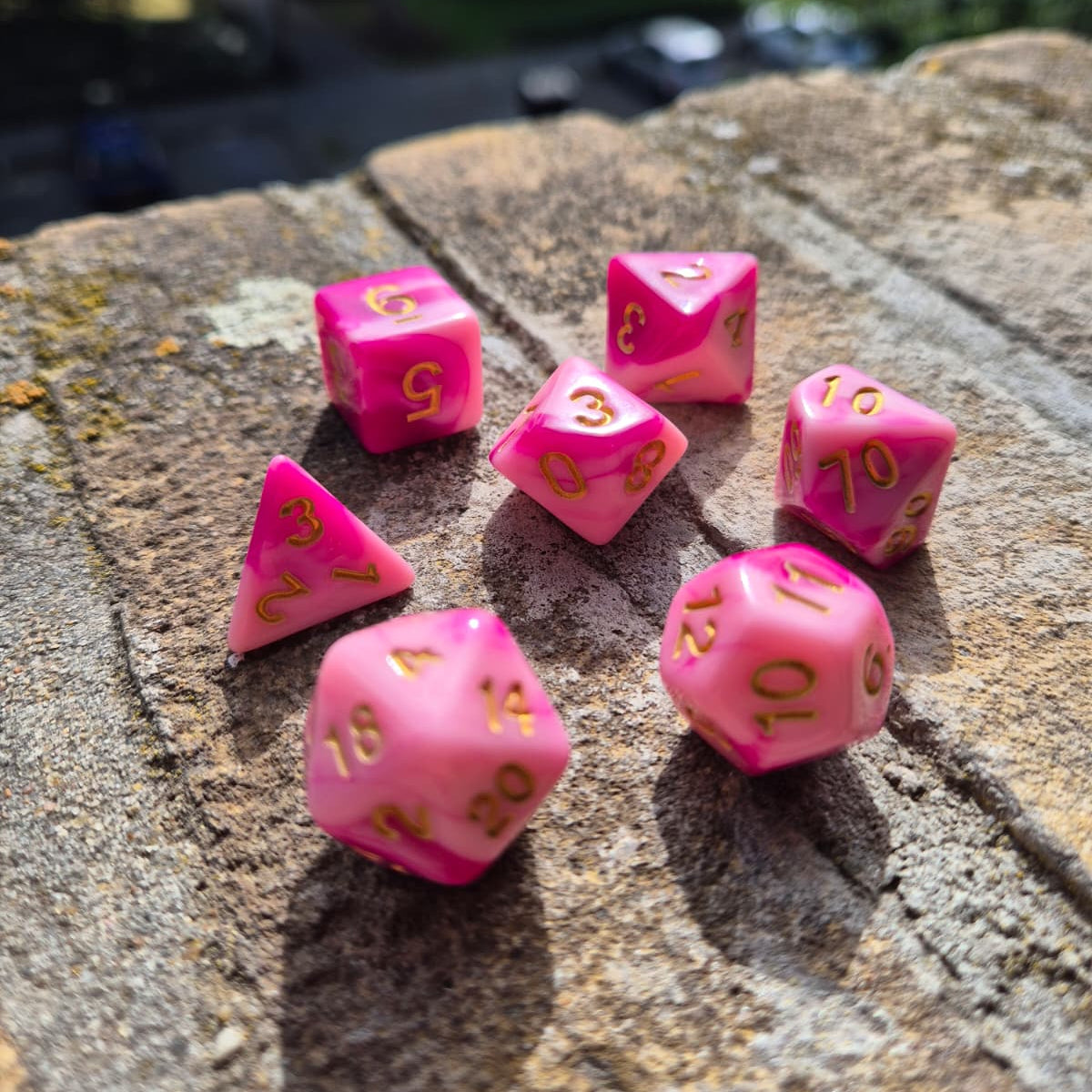 D&D Dobbelstenenset – Felroze-Wit Tweekleurig met Goud