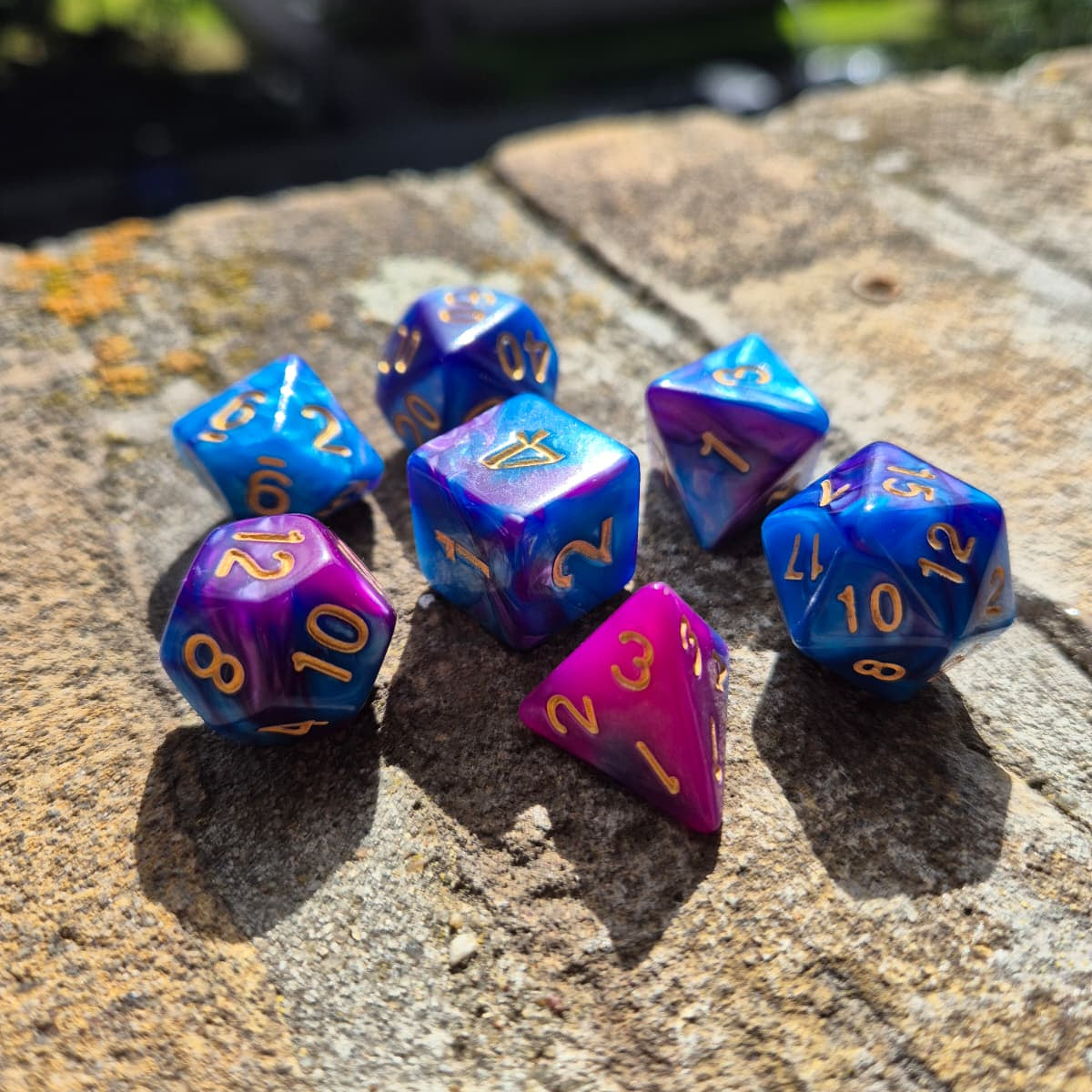 D&D Dobbelstenenset – Blauw-Paars Tweekleurig met Goud
