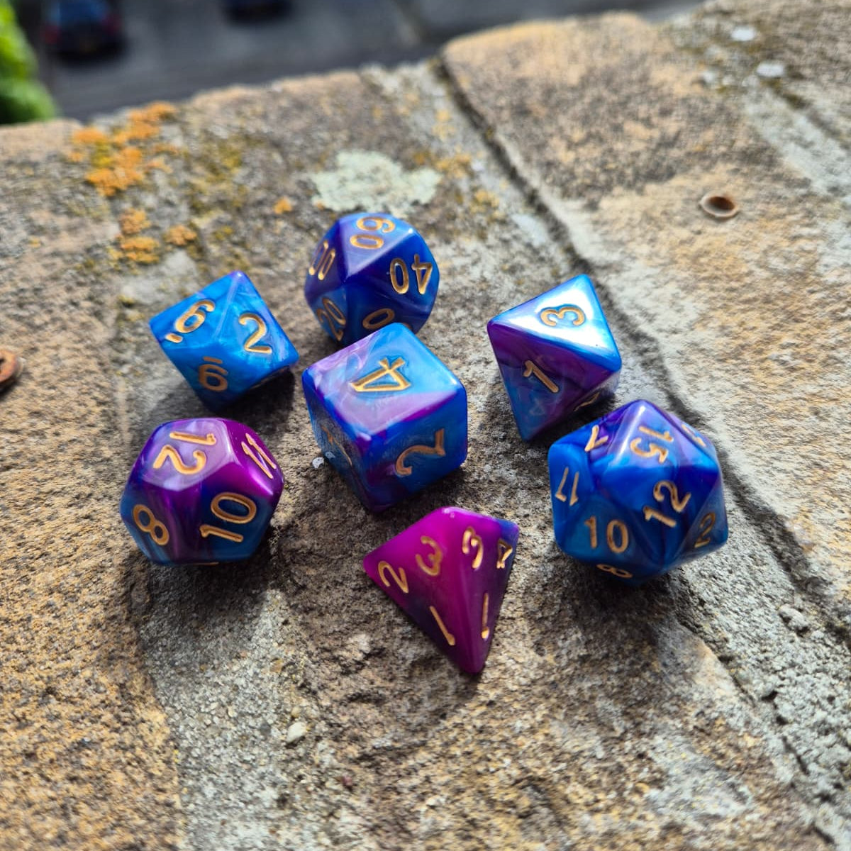 D&D Dobbelstenenset – Blauw-Paars Tweekleurig met Goud