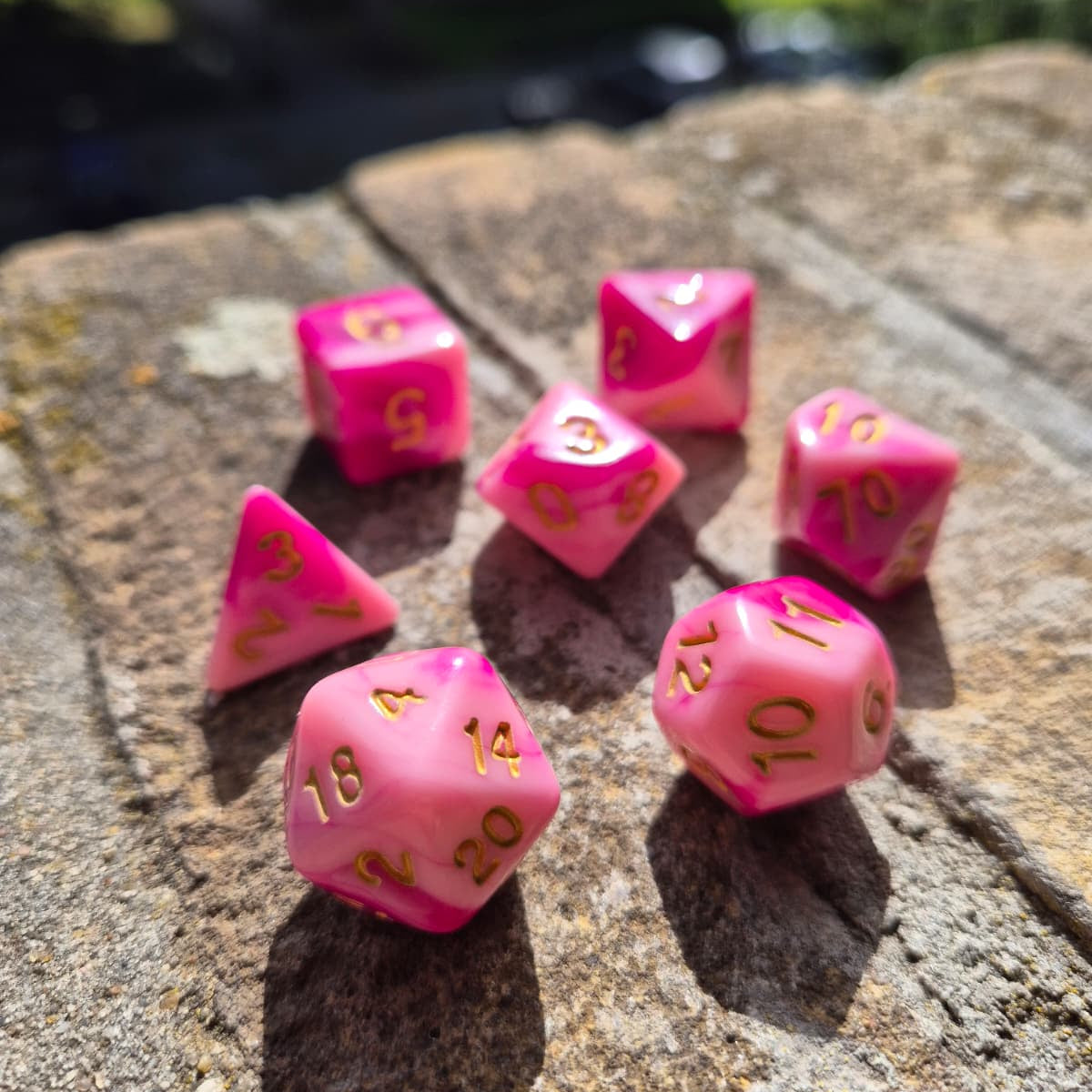 D&D Dobbelstenenset – Felroze-Wit Tweekleurig met Goud