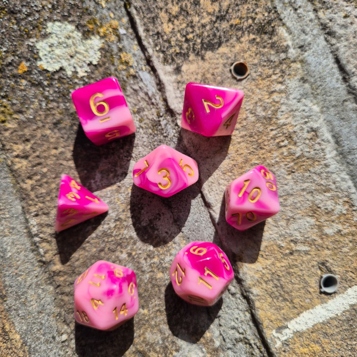 D&D Dobbelstenenset – Felroze-Wit Tweekleurig met Goud