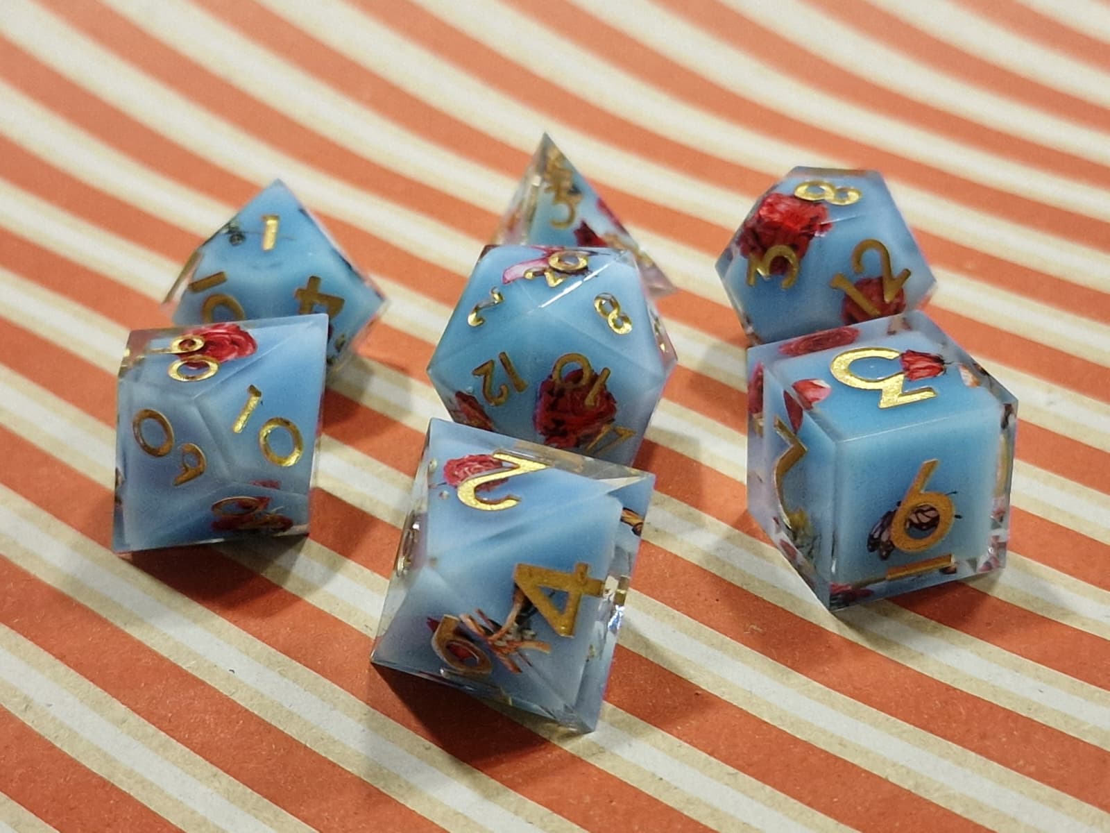Premium Dice Blue Rose – Sharp Edge Dobbelstenenset met Bloemmotief