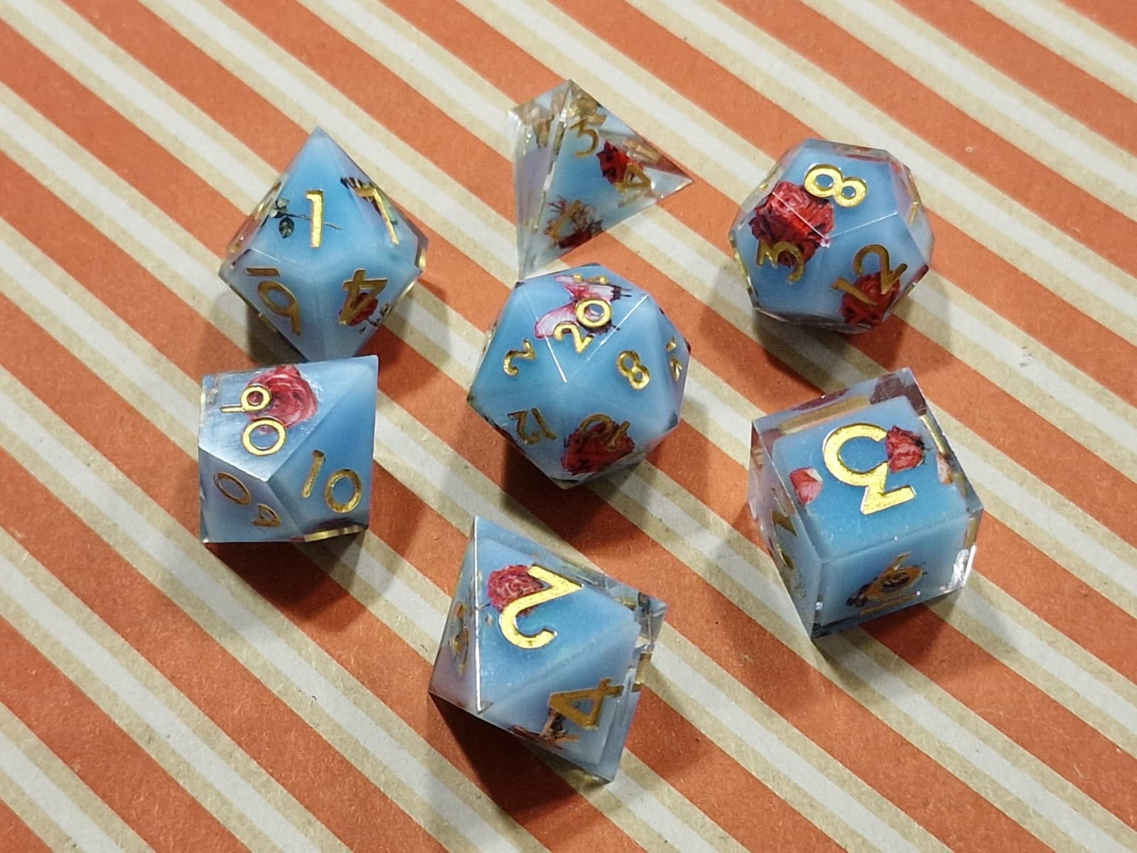 Premium Dice Blue Rose – Sharp Edge Dobbelstenenset met Bloemmotief