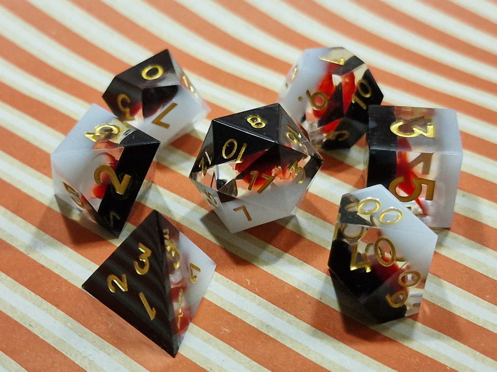 Premium Dice Black & White – Blood Swirl Sharp Edge Dobbelstenenset
