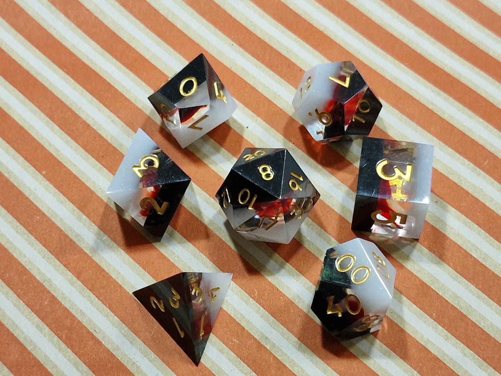Premium Dice Black & White – Blood Swirl Sharp Edge Dobbelstenenset