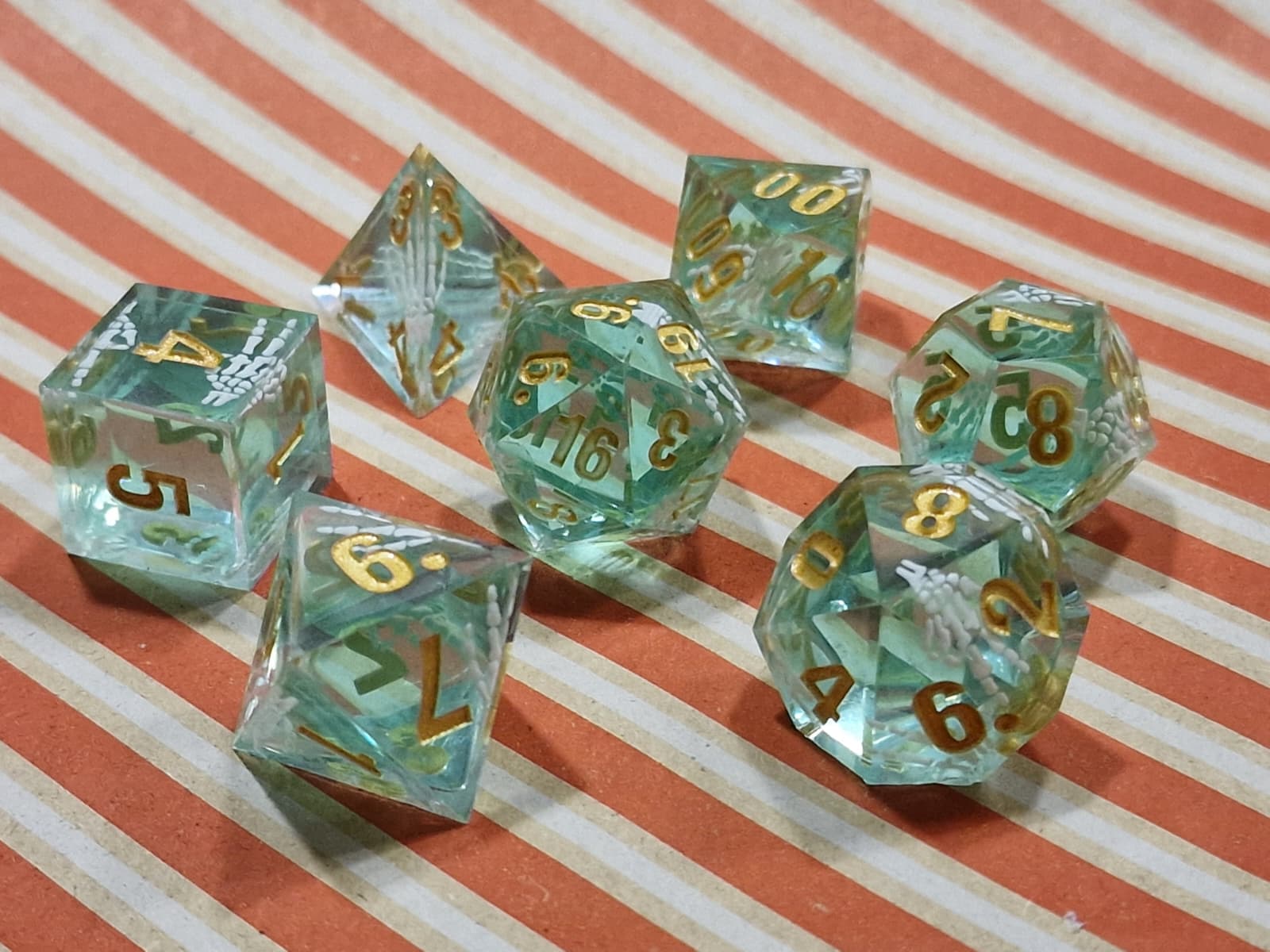 Premium Dice Clear Green – Skeleton Hand Sharp Edge Dobbelstenenset