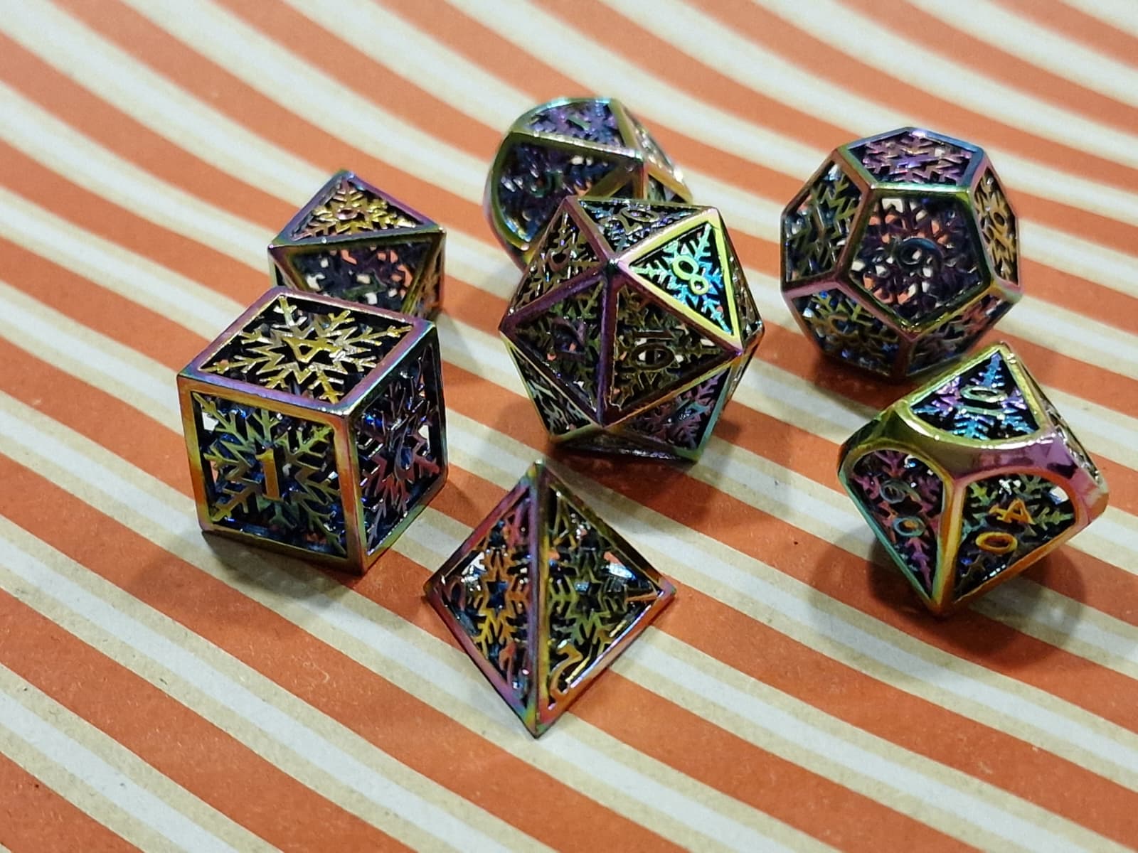Premium Dice Rainbow – Aluminium Dobbelstenenset met Sneeuwvlok Patroon