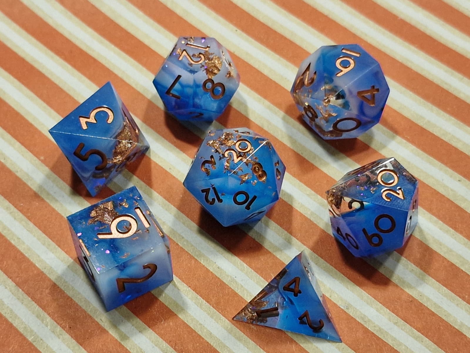Premium Dice Blue – Sharp Edge Resin Dobbelstenenset met Copper Flakes