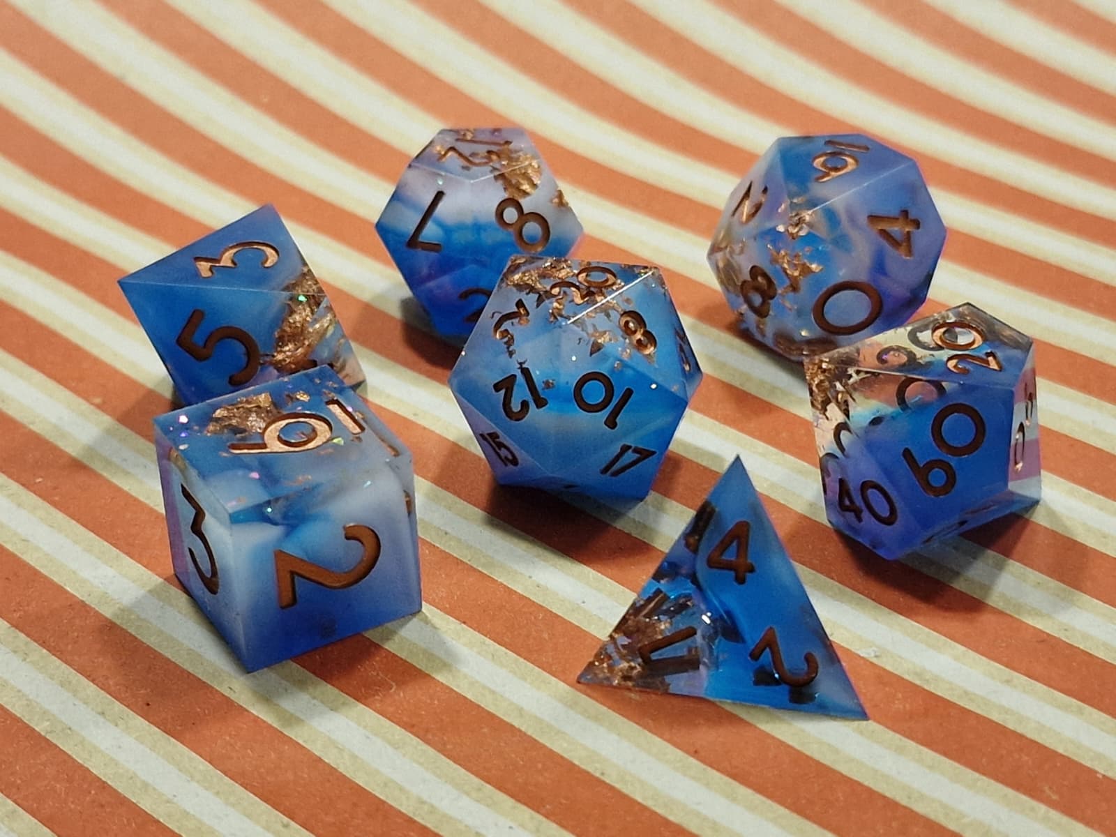Premium Dice Blue – Sharp Edge Resin Dobbelstenenset met Copper Flakes