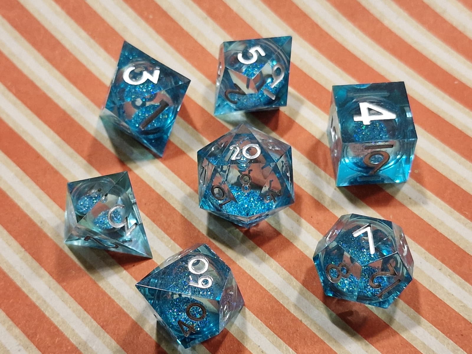 Premium Dice Teal – Liquid Core met Glitters Sharp Edge Dobbelstenenset