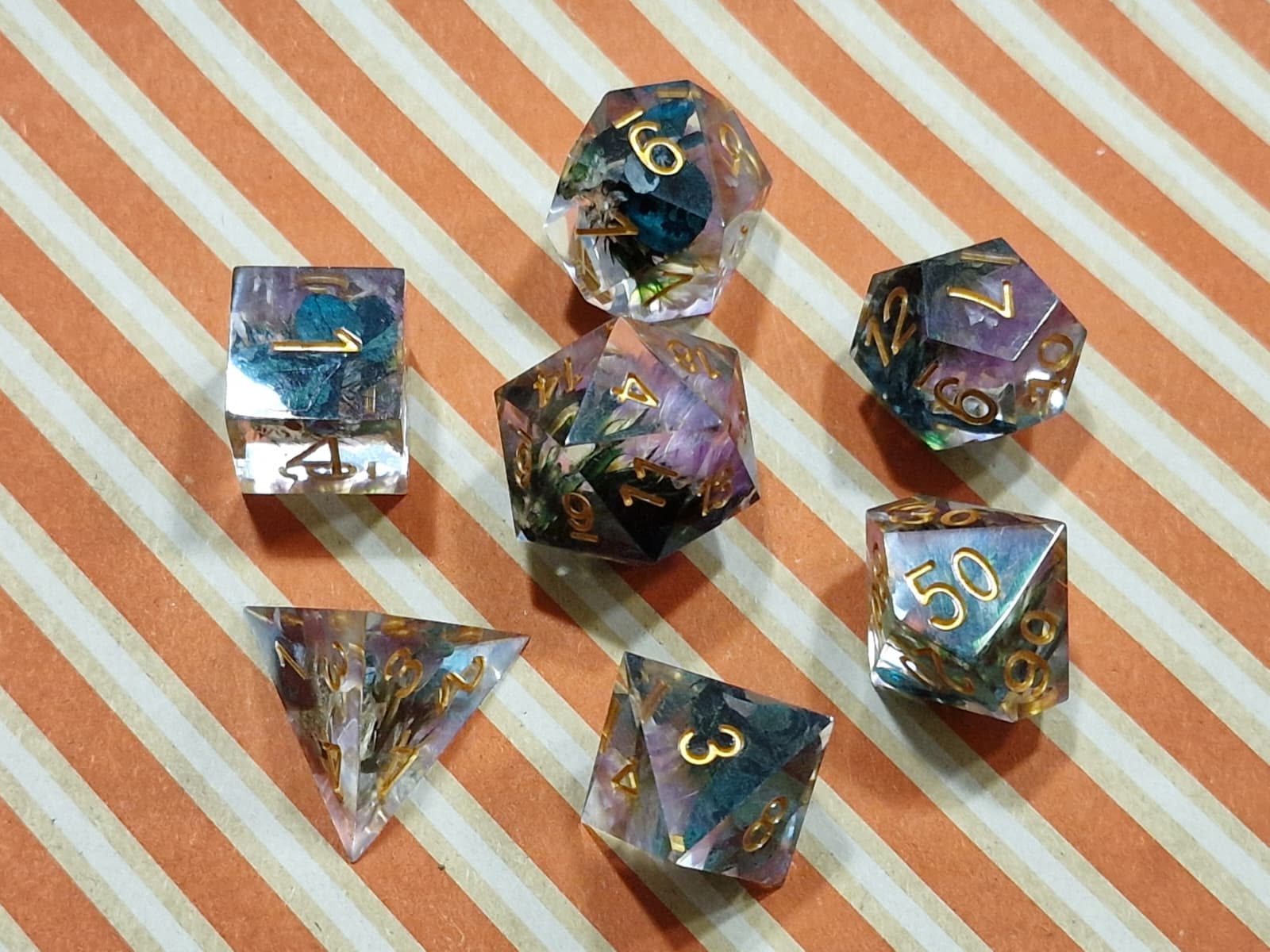 Premium Dice – Resin Dobbelstenenset met Echte Gedroogde Bloemen